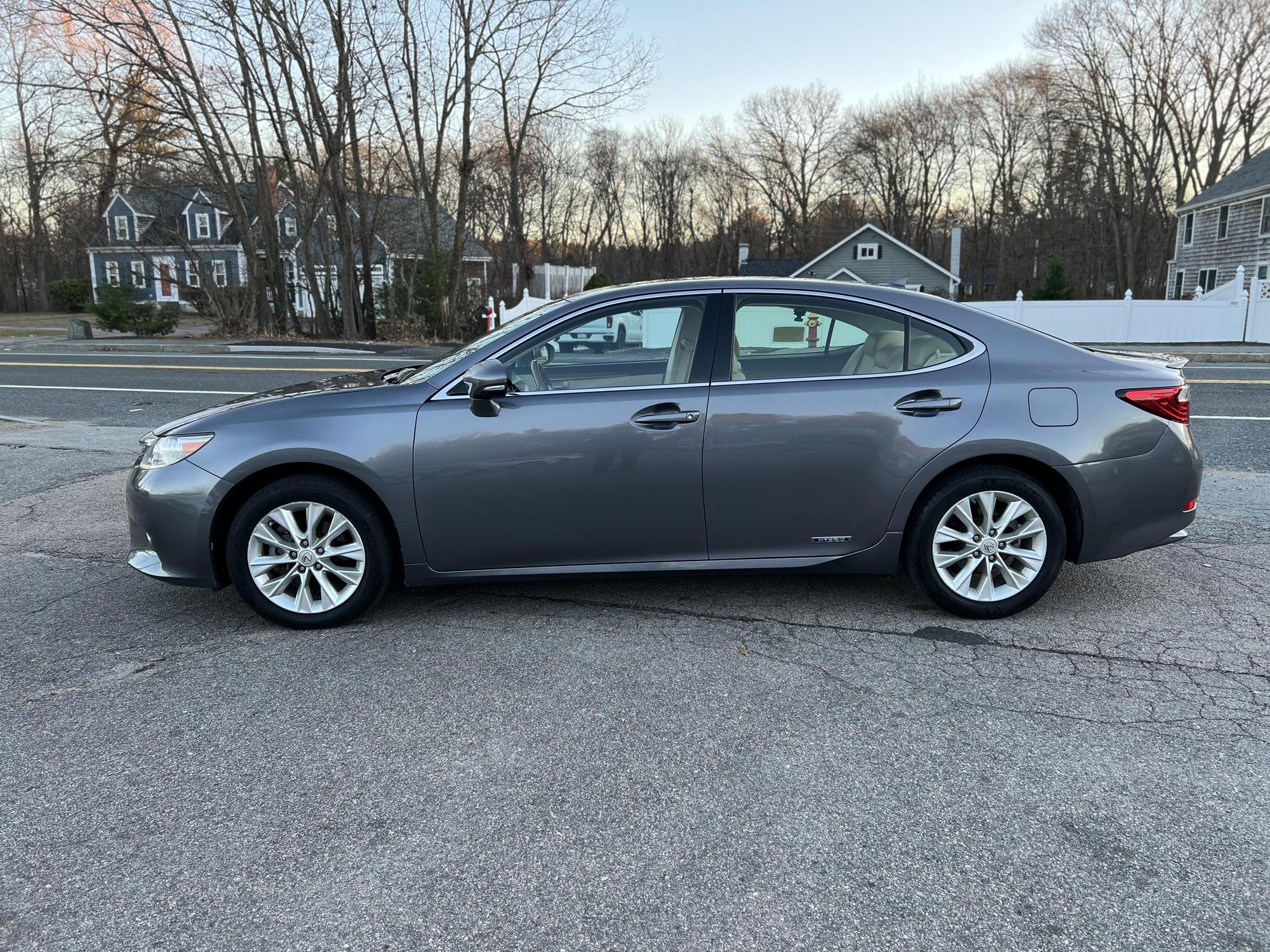 2014 Lexus ES 300h photo 40