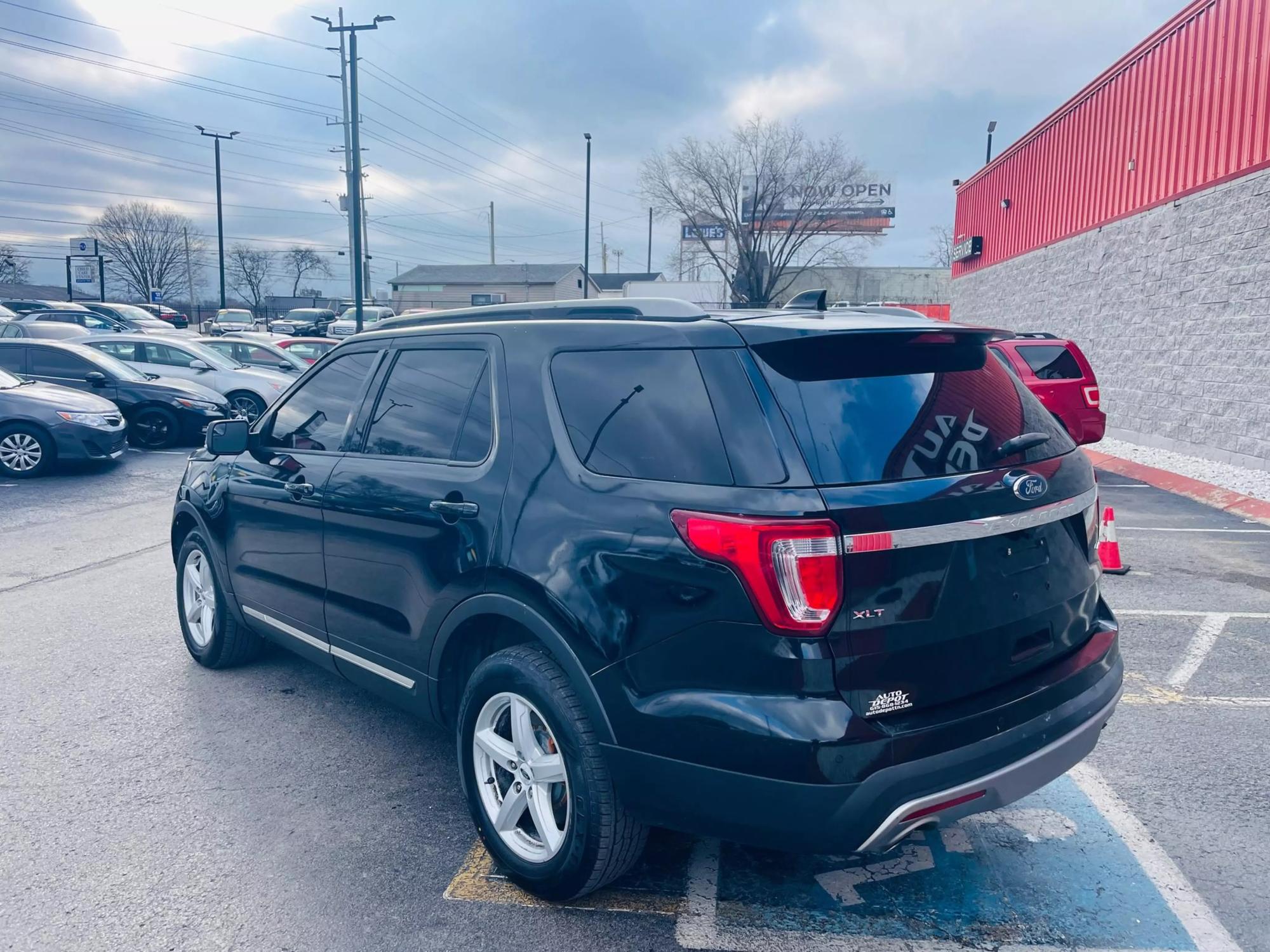 2017 Ford Explorer XLT photo 23