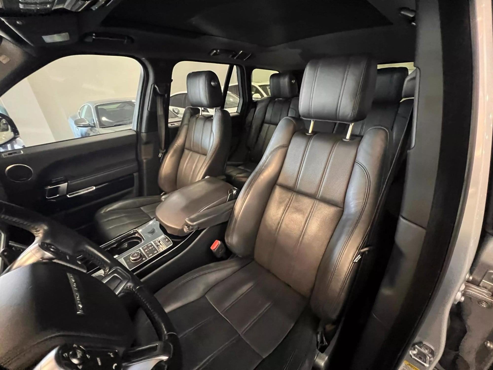 2016 Land Rover Range Rover HSE photo 13