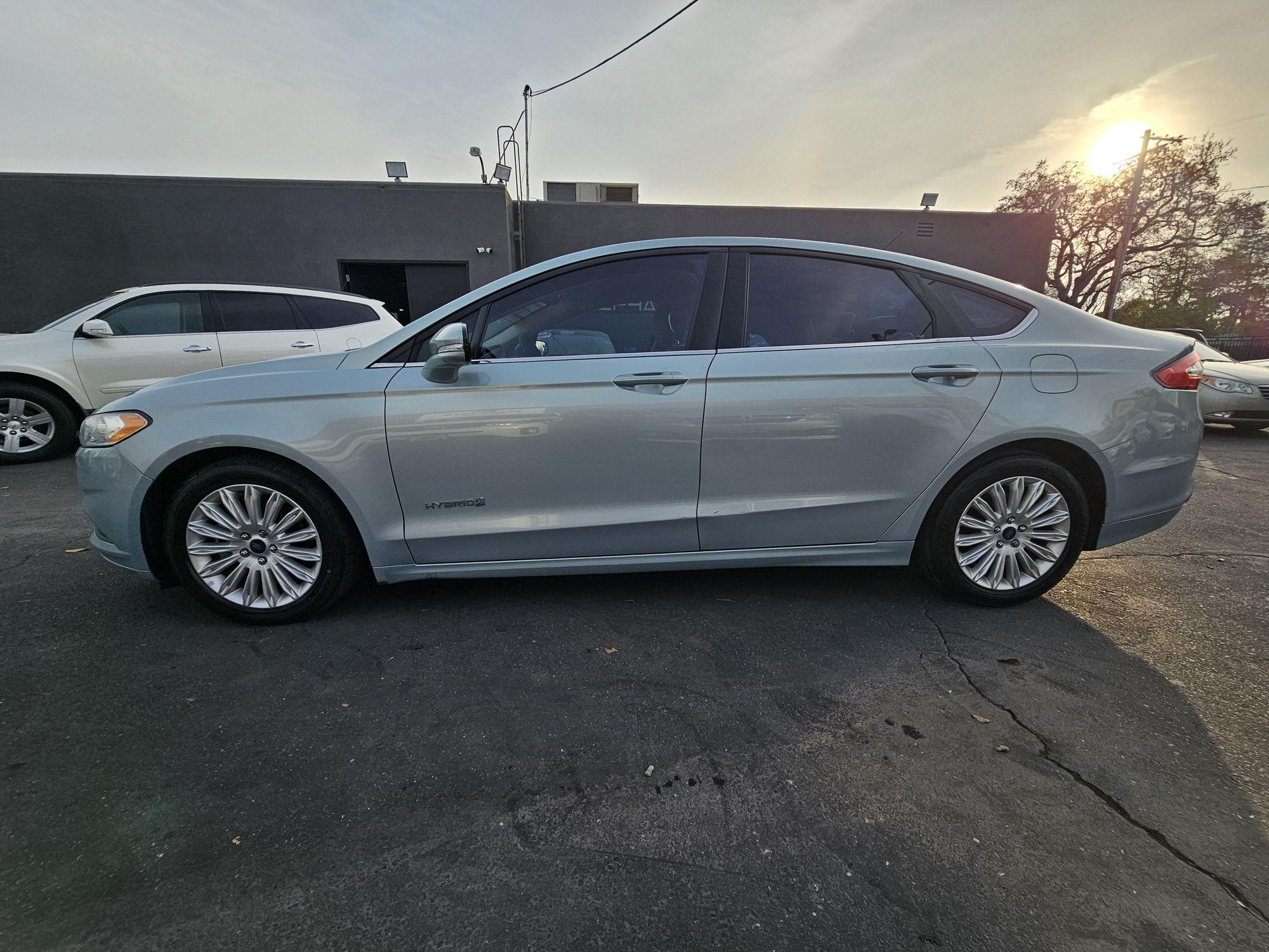 2014 Ford Fusion SE Hybrid photo 40