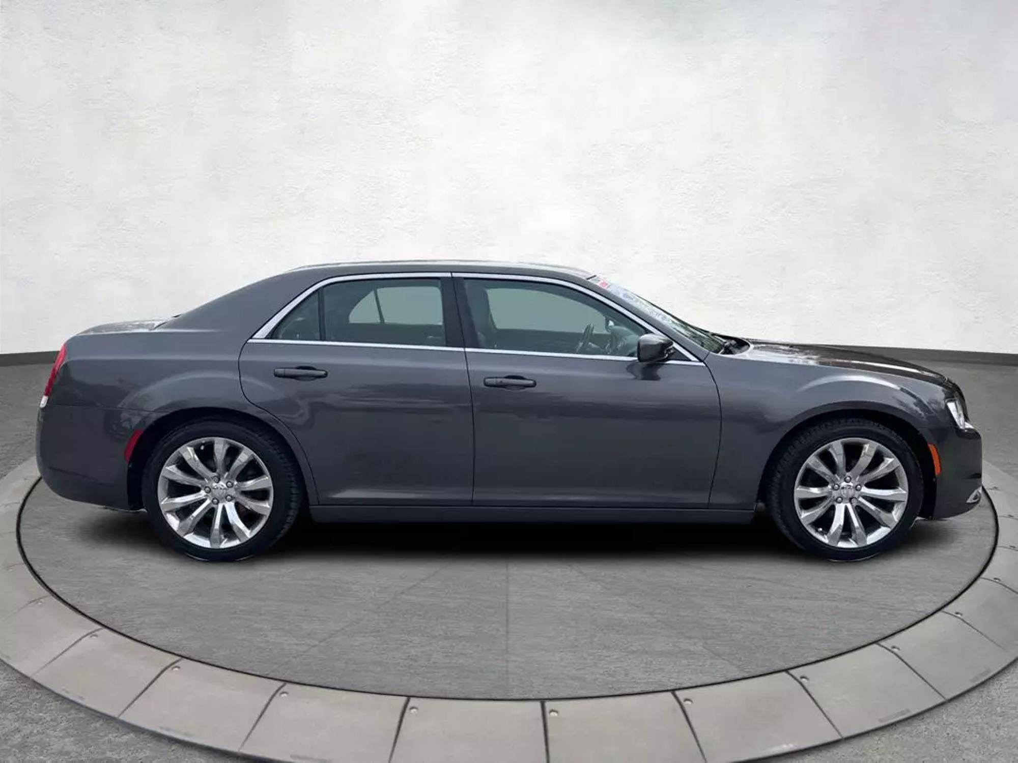 2018 Chrysler 300 Touring photo 27