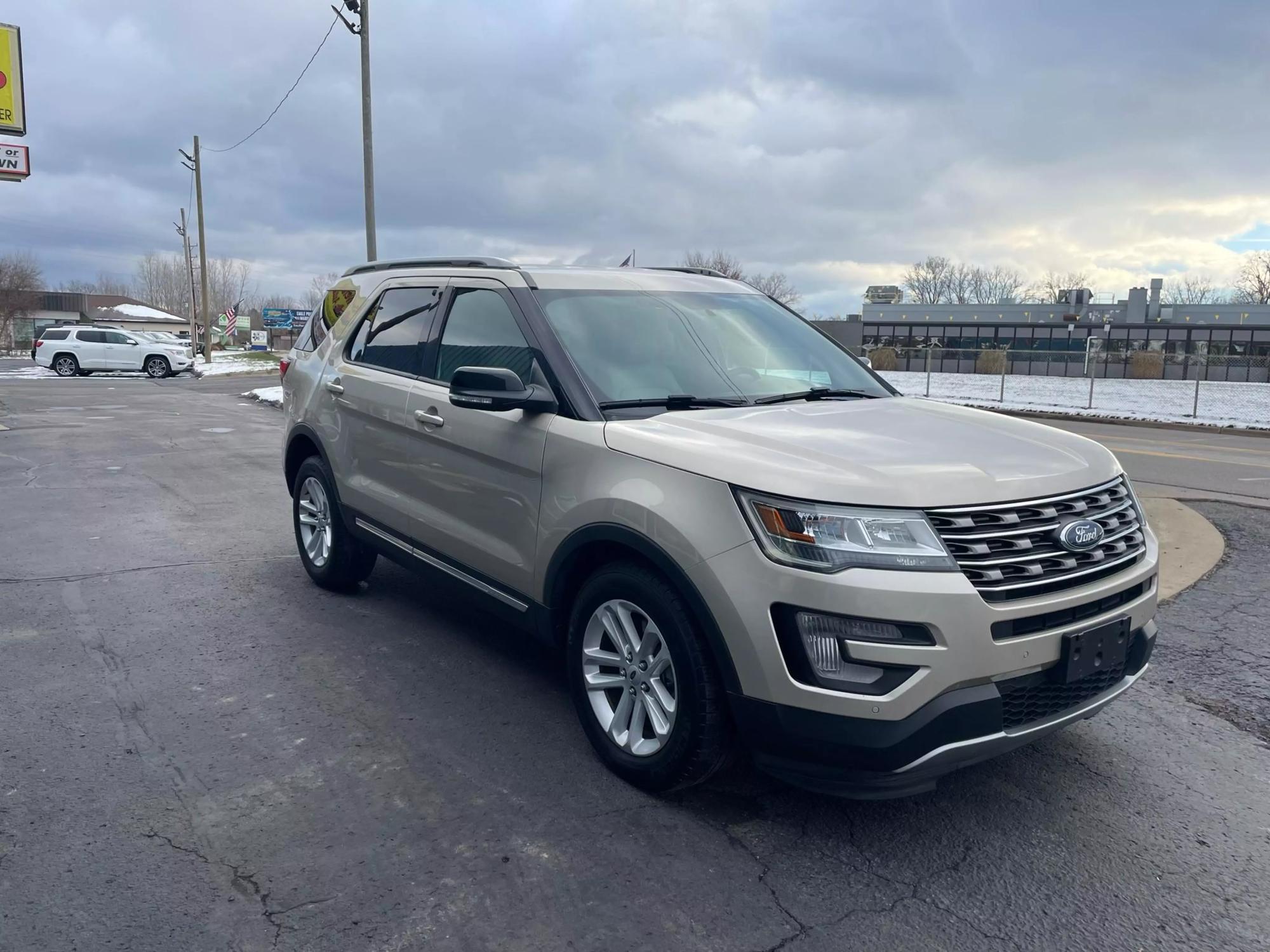 2017 Ford Explorer XLT photo 13