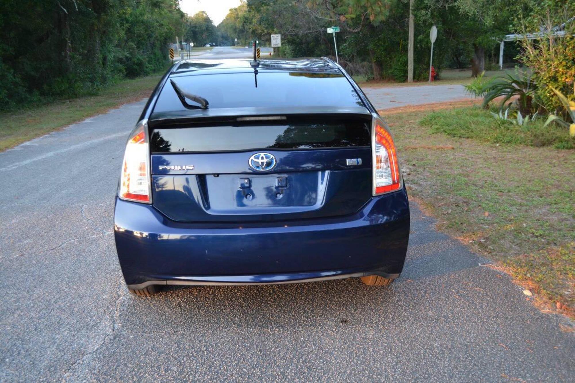 2014 Toyota Prius Four photo 42