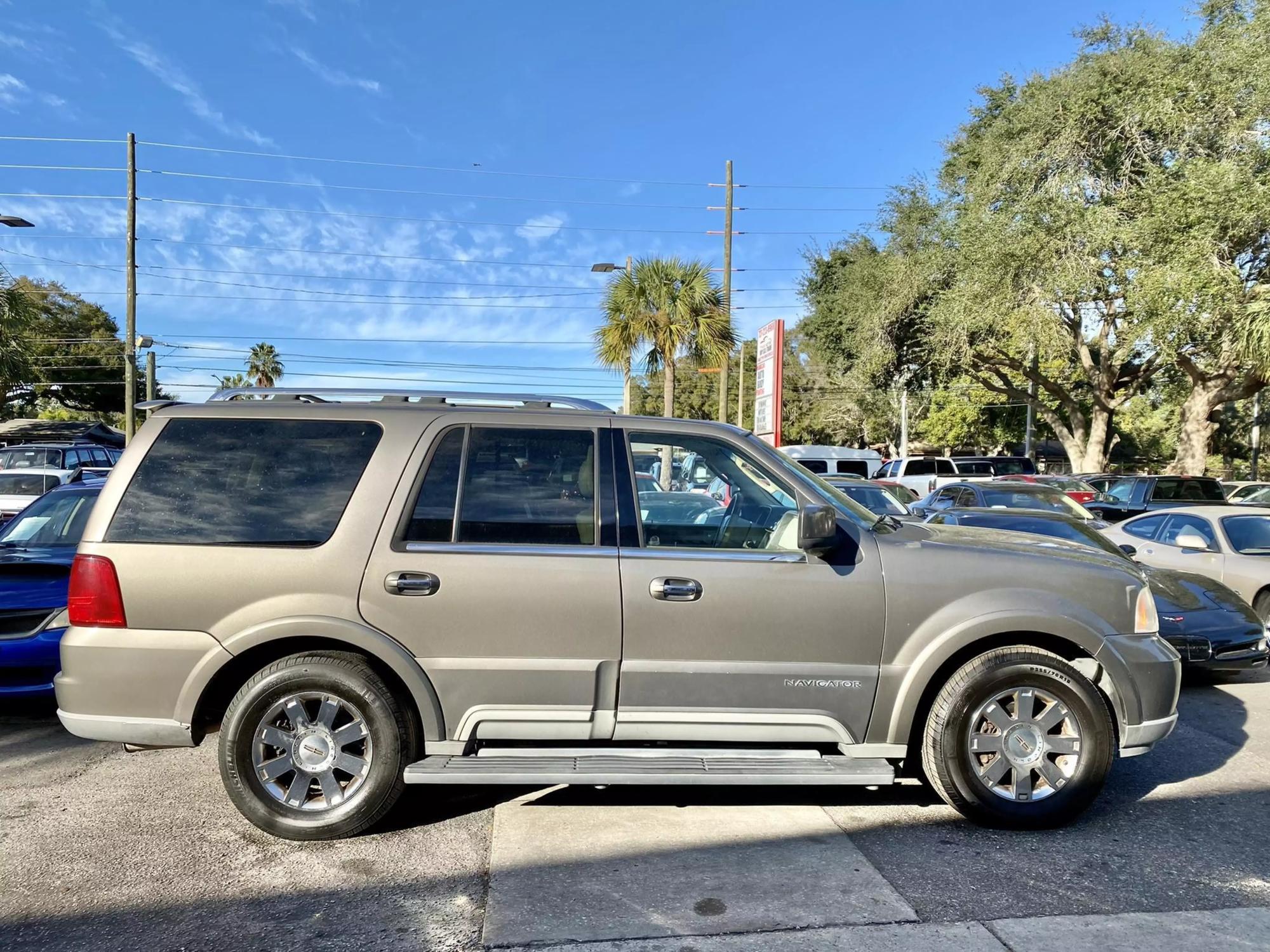 2004 Lincoln Navigator null photo 44