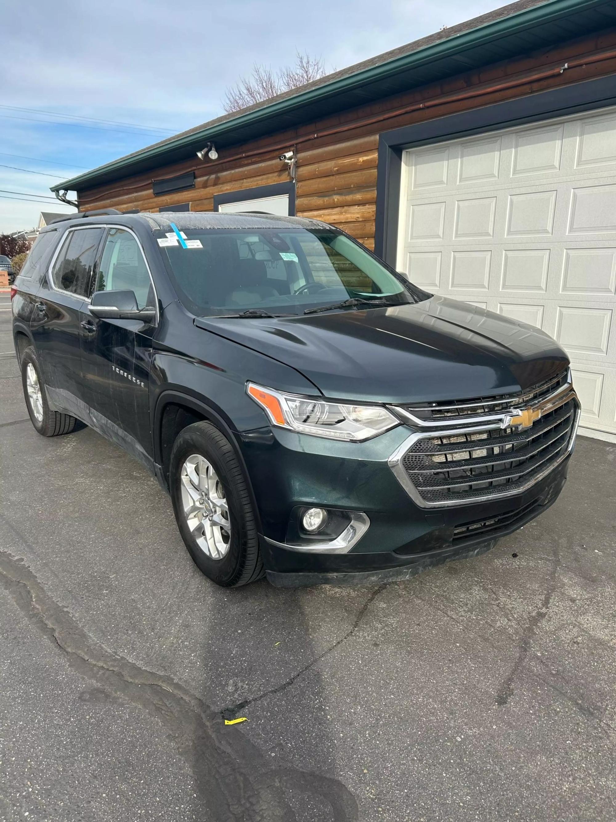 2021 Chevrolet Traverse 1LT photo 2