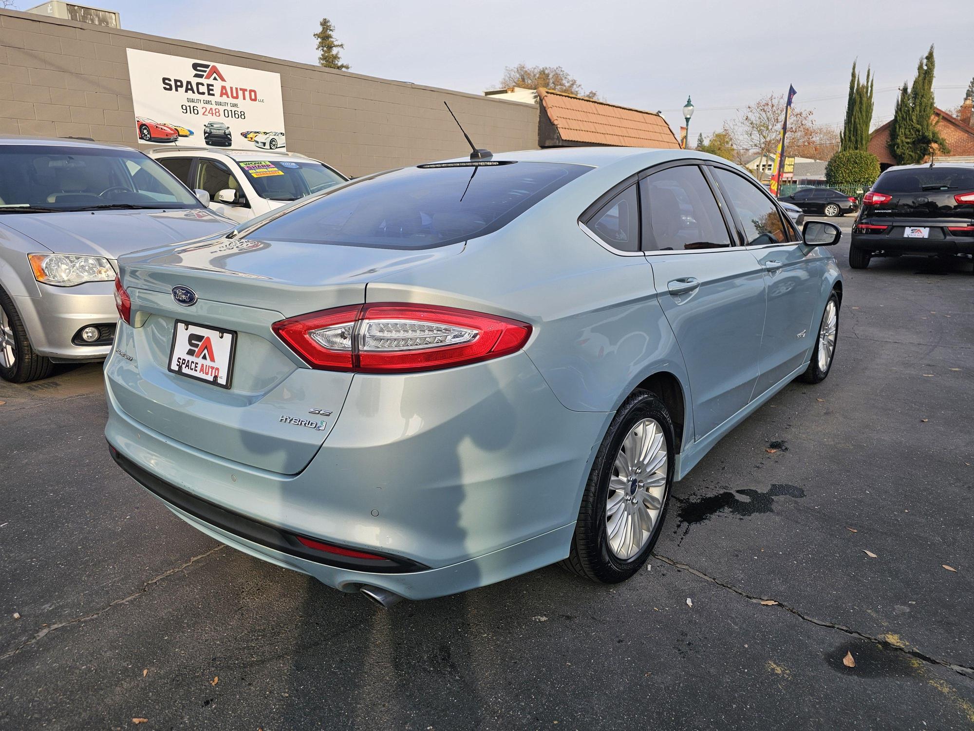 2014 Ford Fusion SE Hybrid photo 37