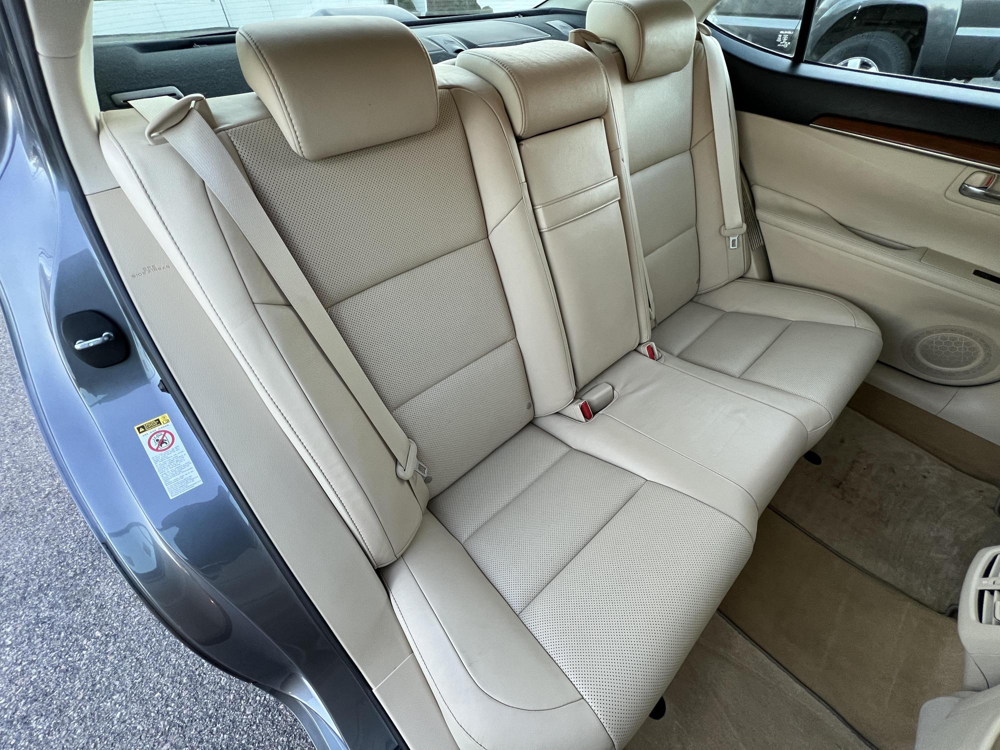 2014 Lexus ES 300h photo 57