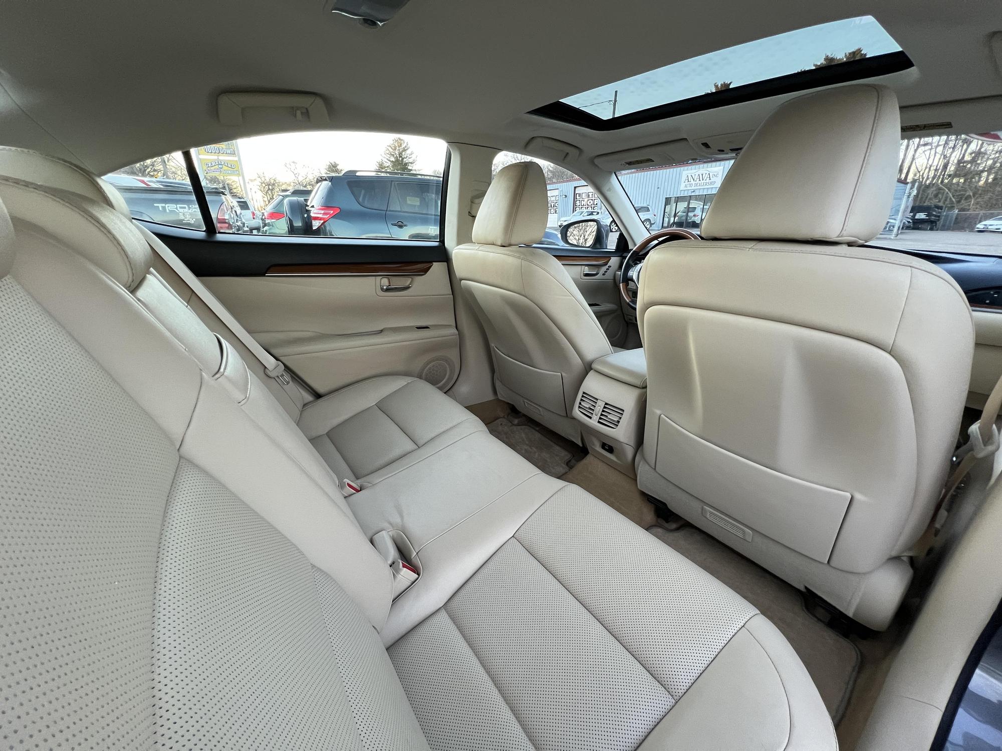 2014 Lexus ES 300h photo 72