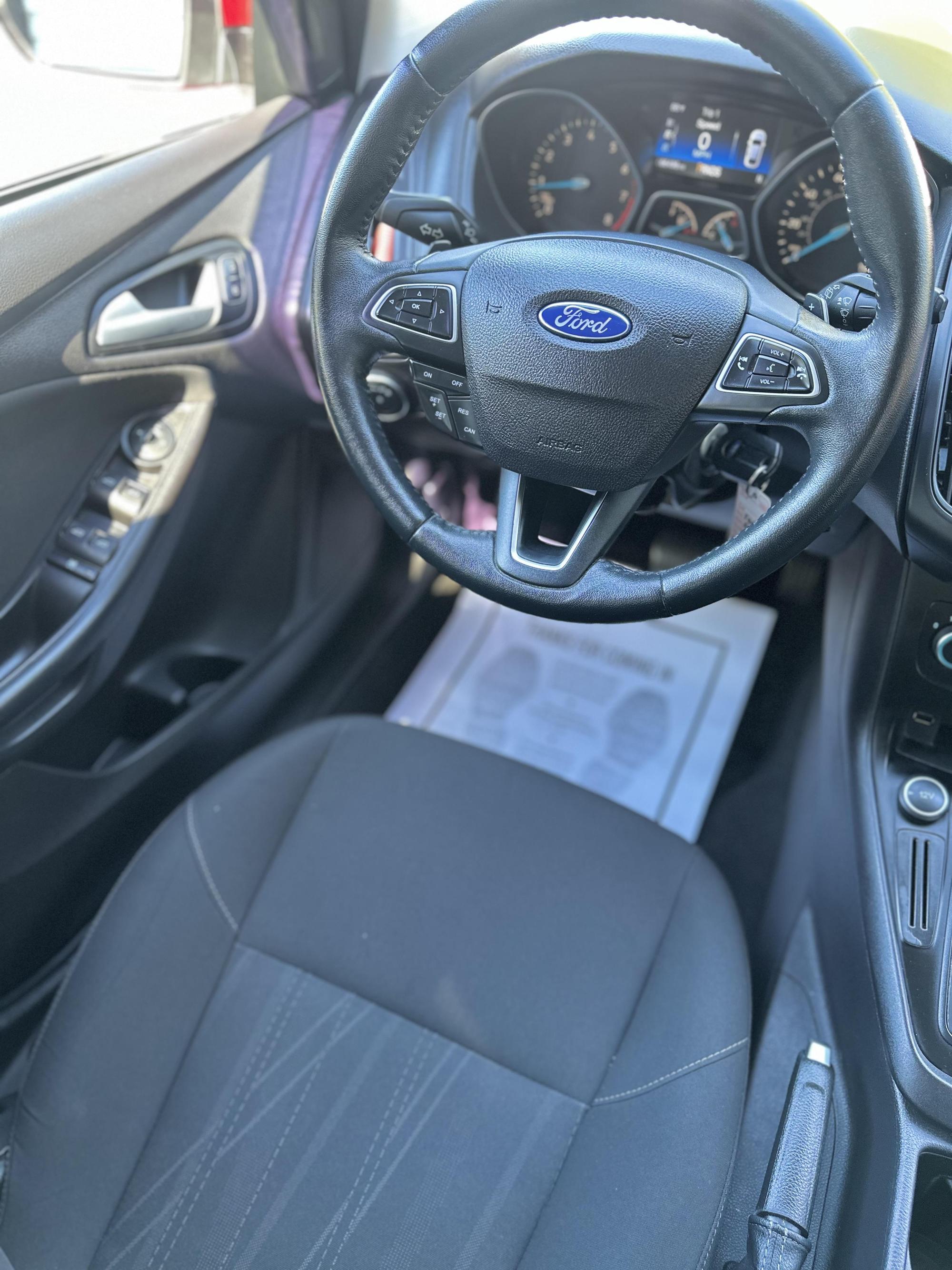 2015 Ford Focus SE photo 25