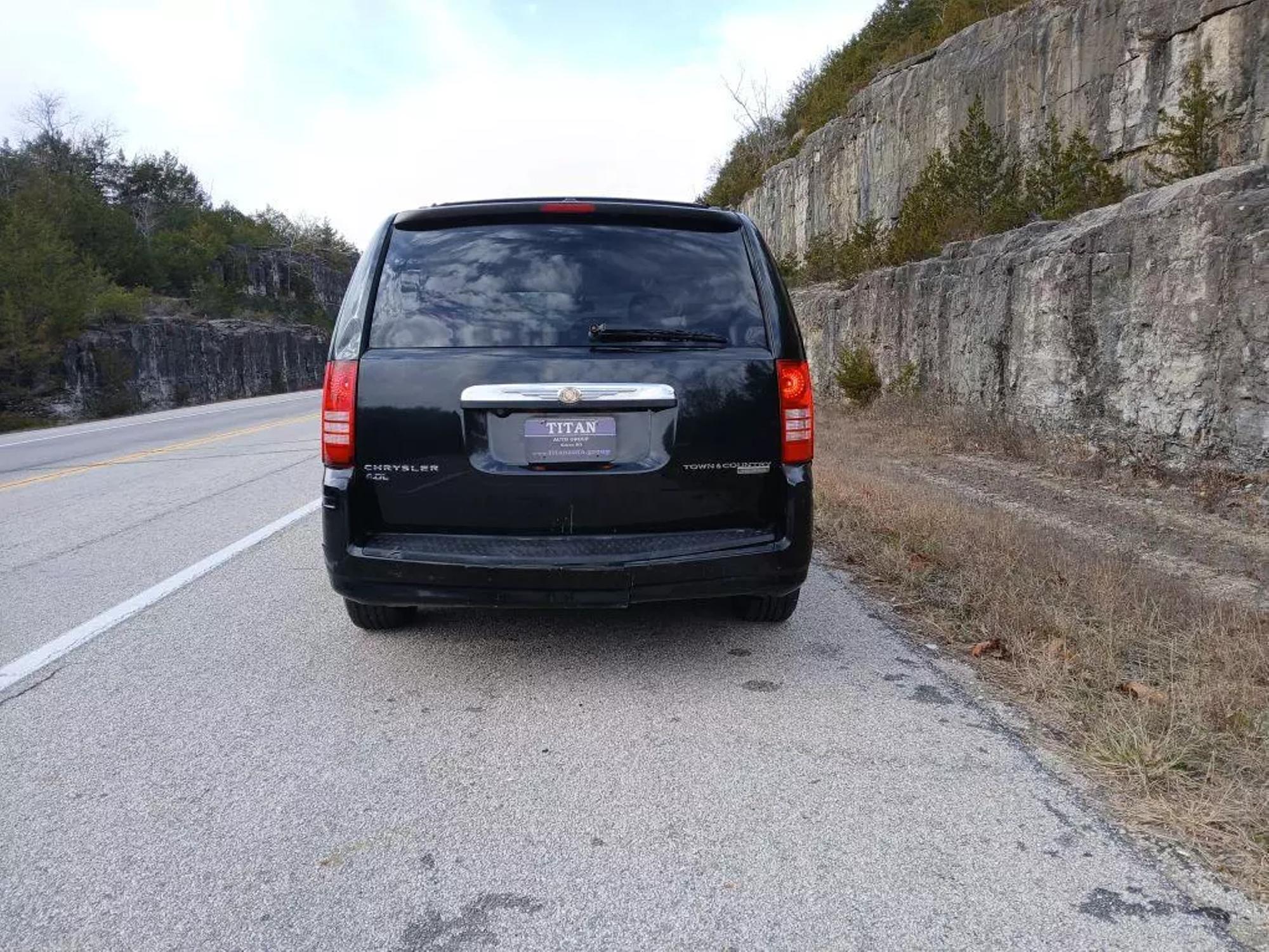 2010 Chrysler Town & Country Touring Plus photo 25