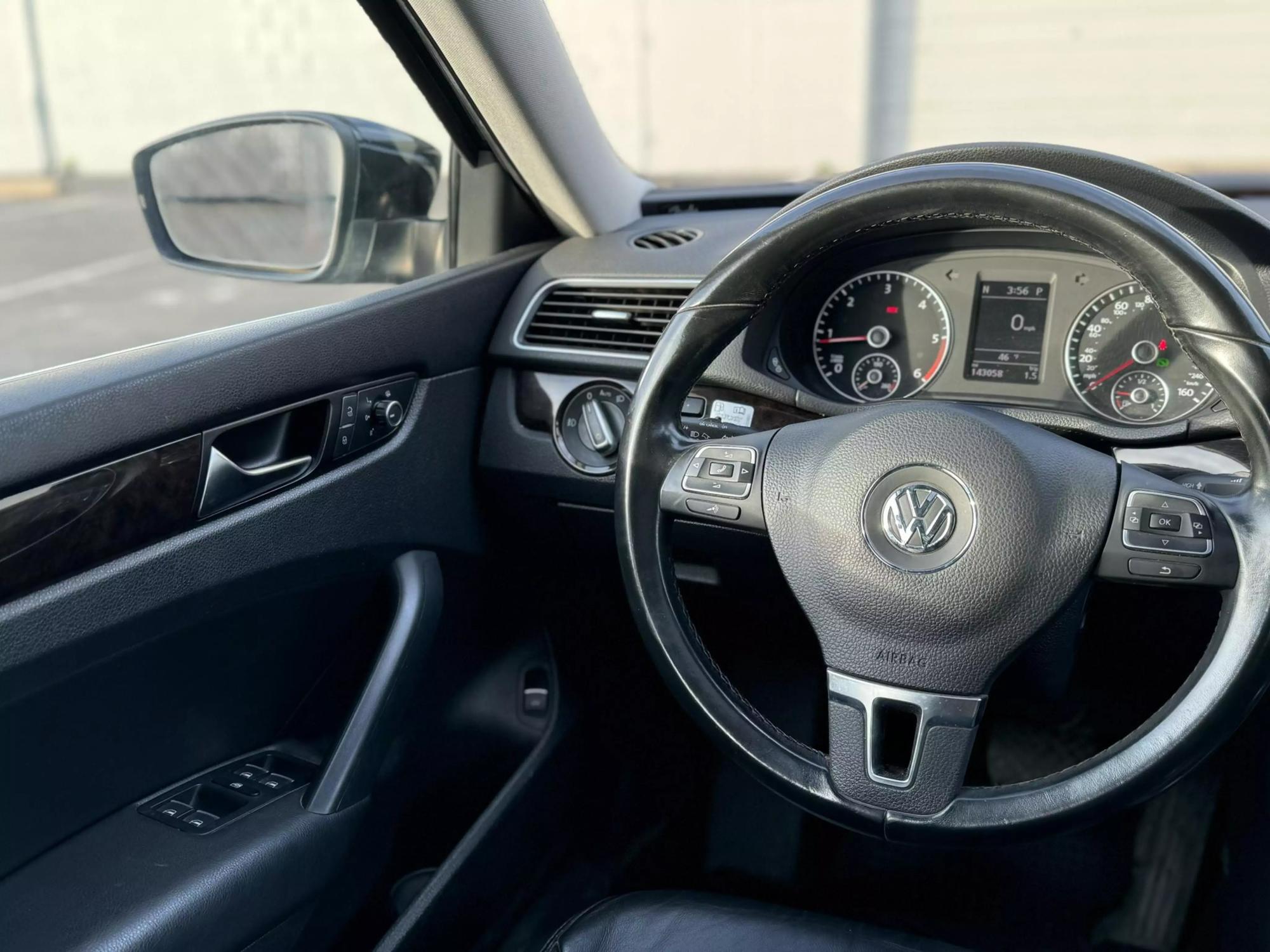 2014 Volkswagen Passat SEL Premium photo 46