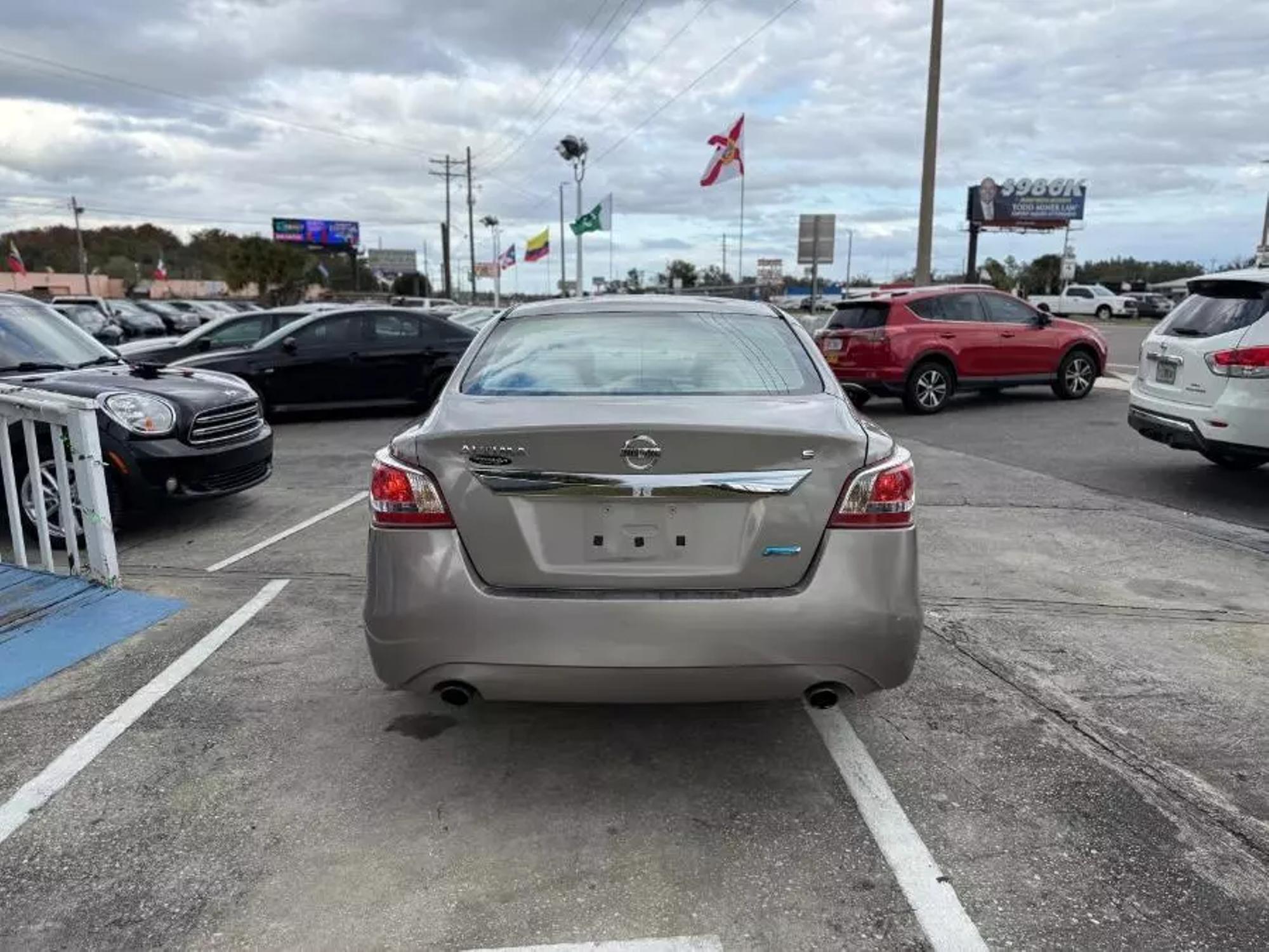 2013 Nissan Altima Sedan S photo 19