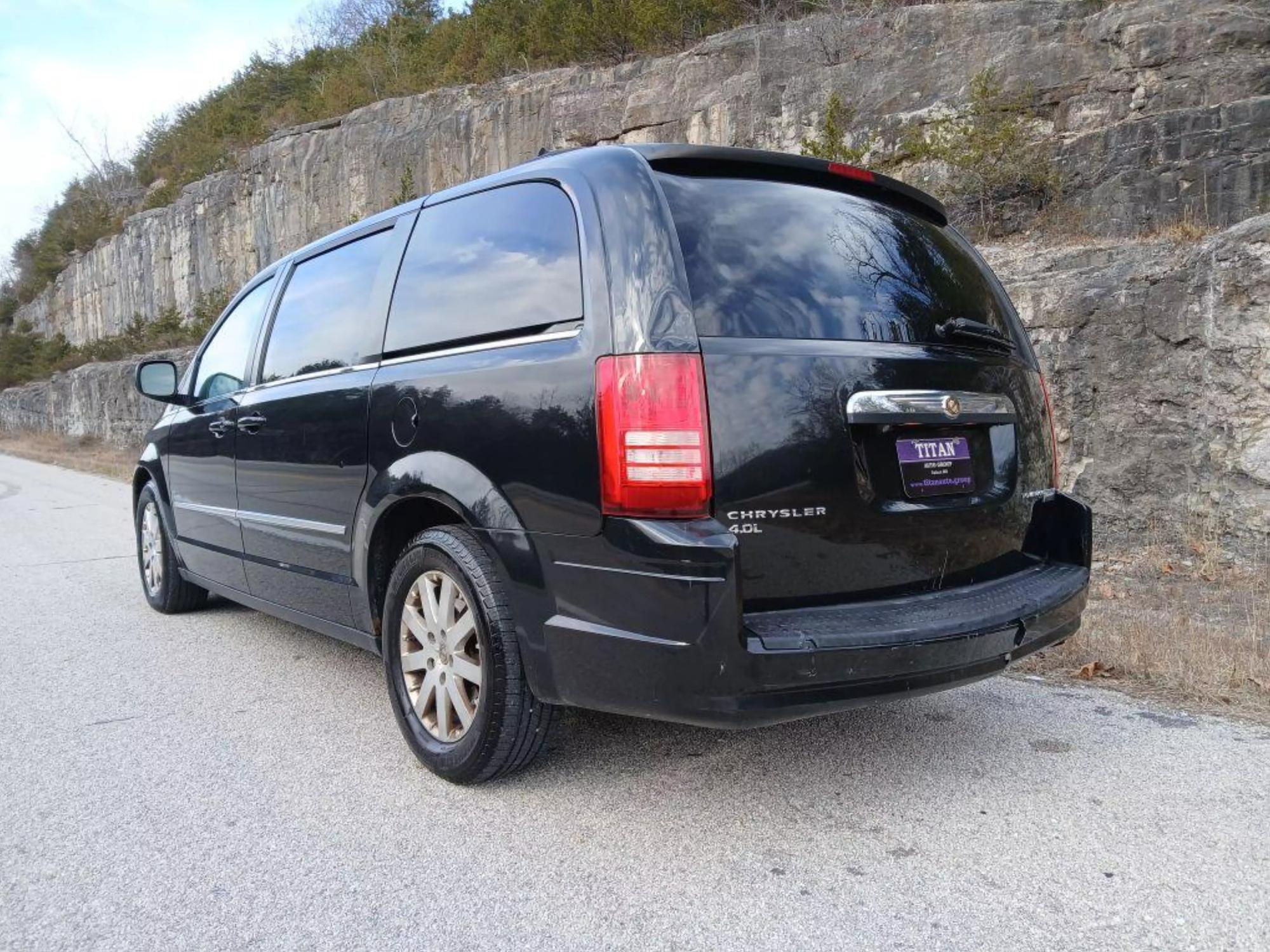 2010 Chrysler Town & Country Touring Plus photo 24