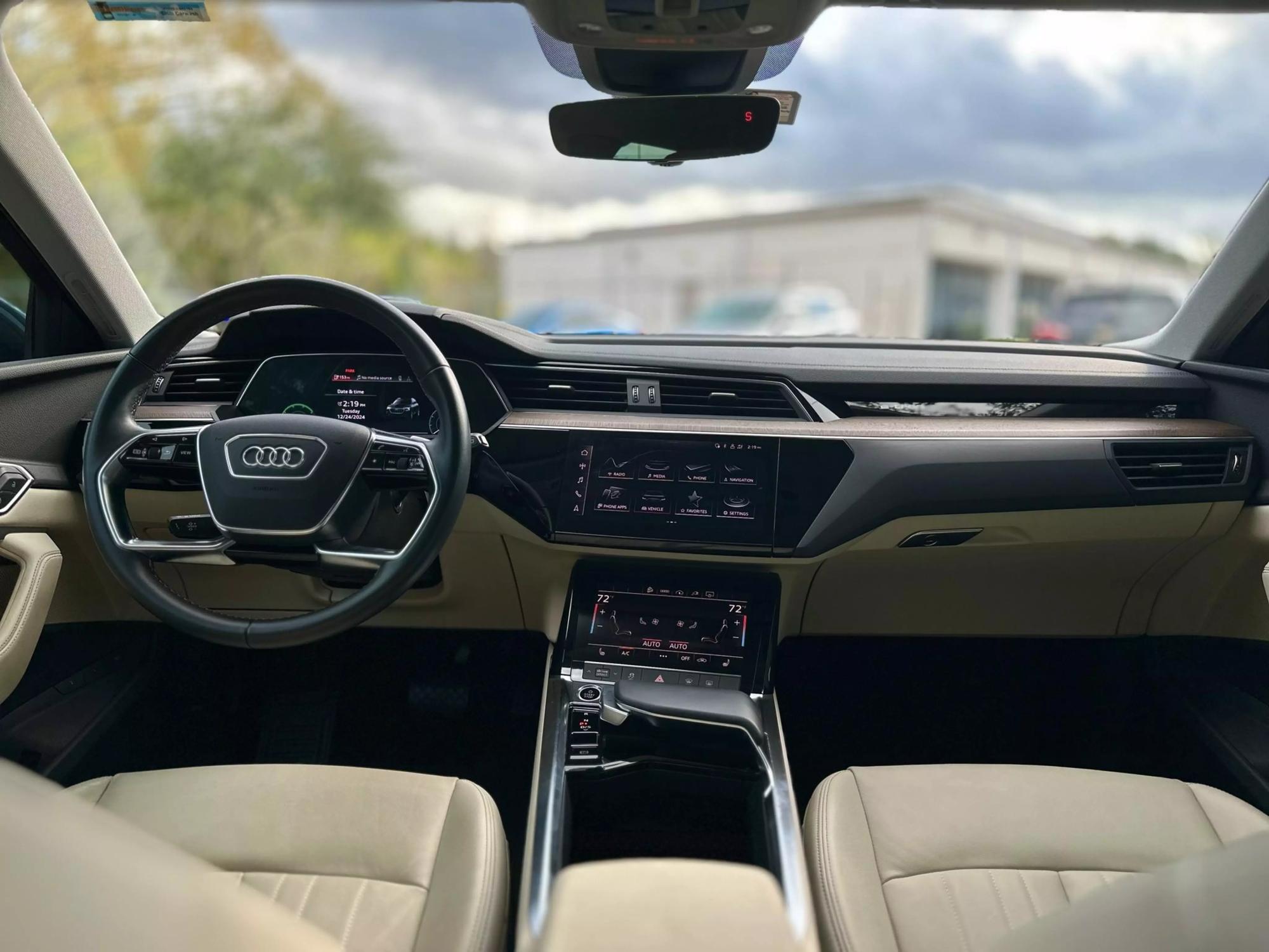 2022 Audi e-tron Premium photo 42