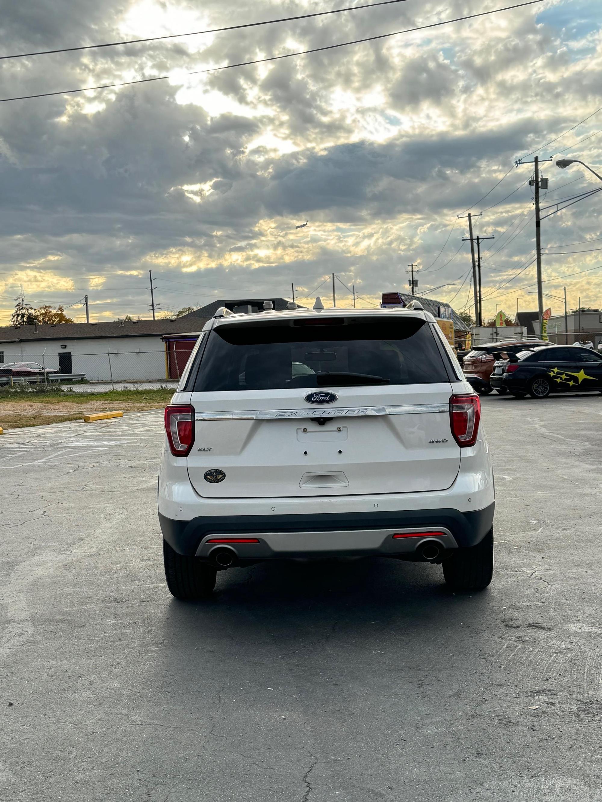 2017 Ford Explorer XLT photo 25