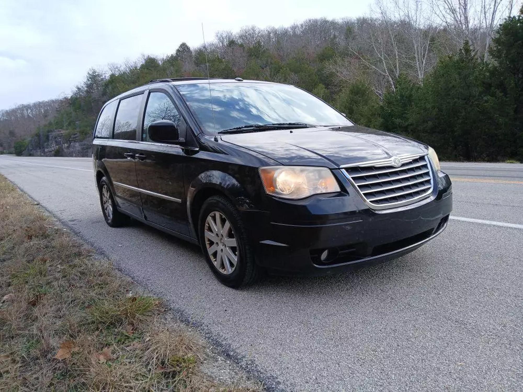 2010 Chrysler Town & Country Touring Plus photo 28