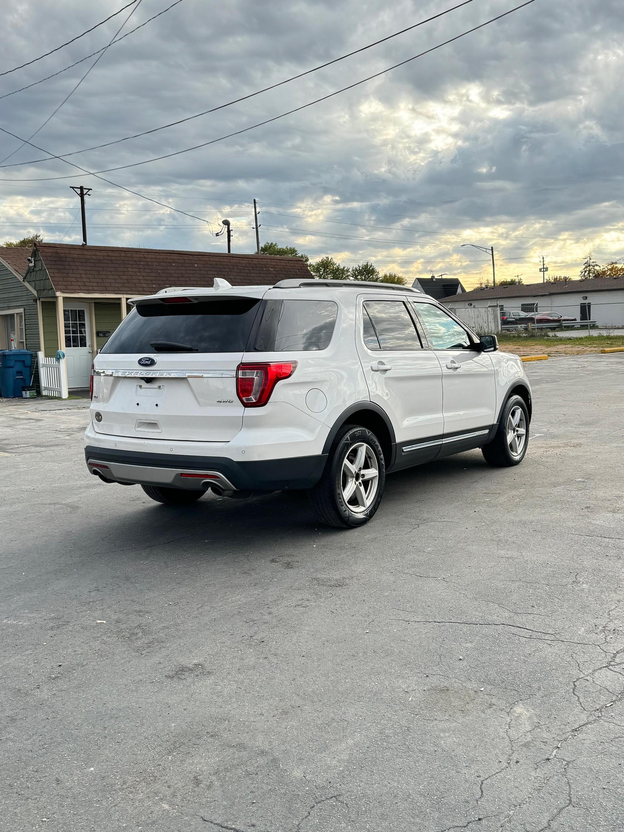 2017 Ford Explorer XLT photo 23