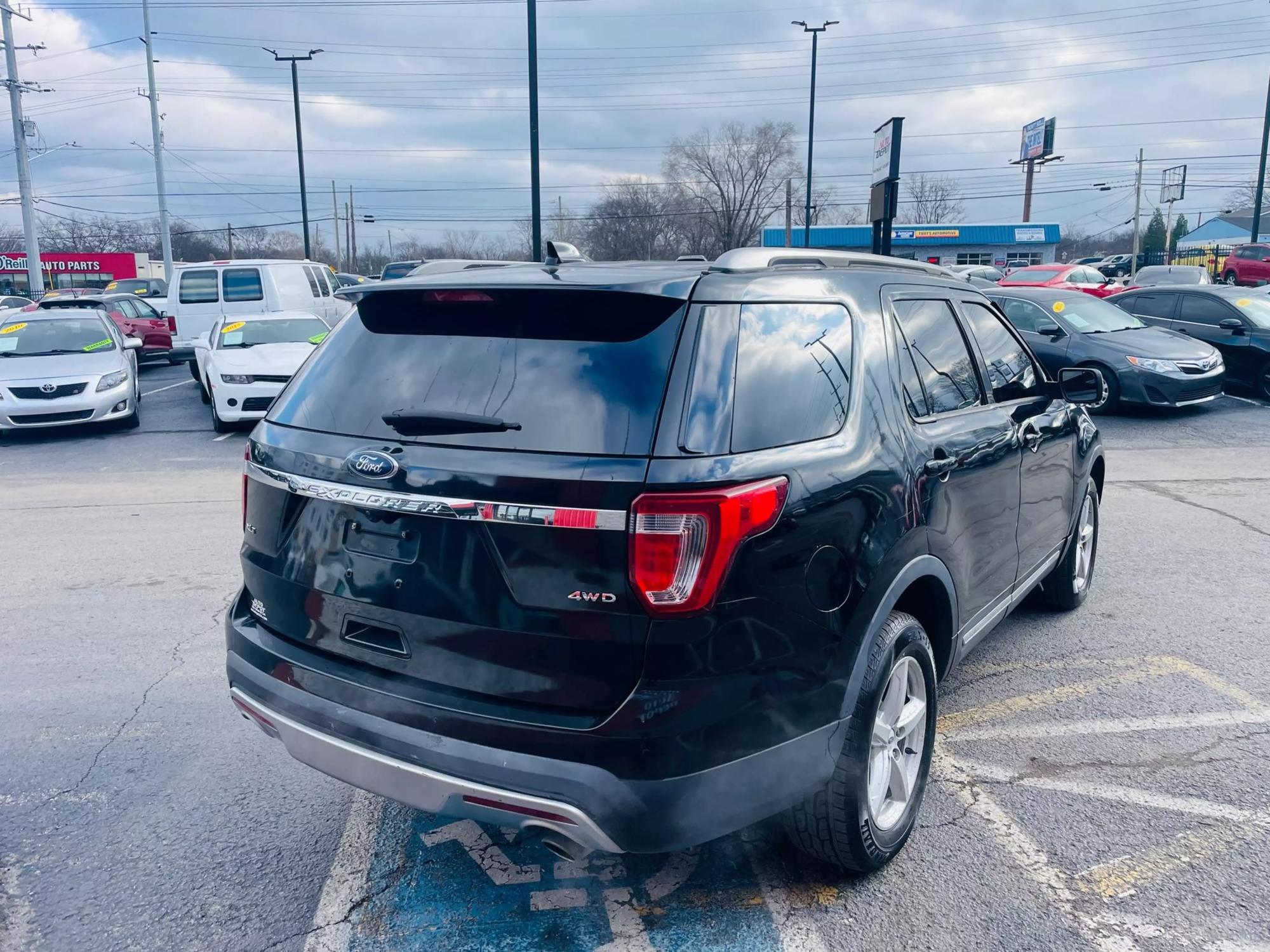 2017 Ford Explorer XLT photo 21