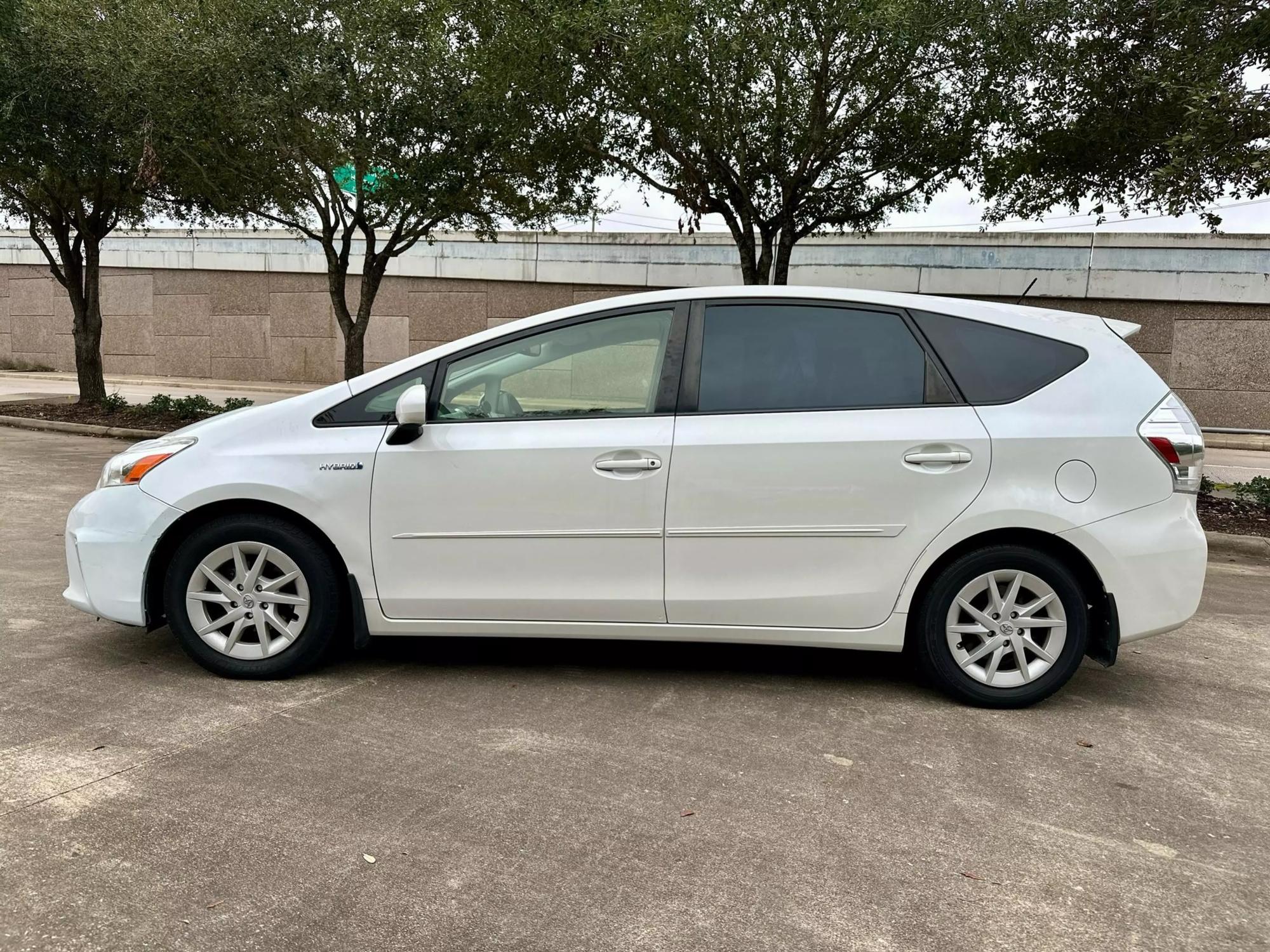 2013 Toyota Prius v Three photo 26