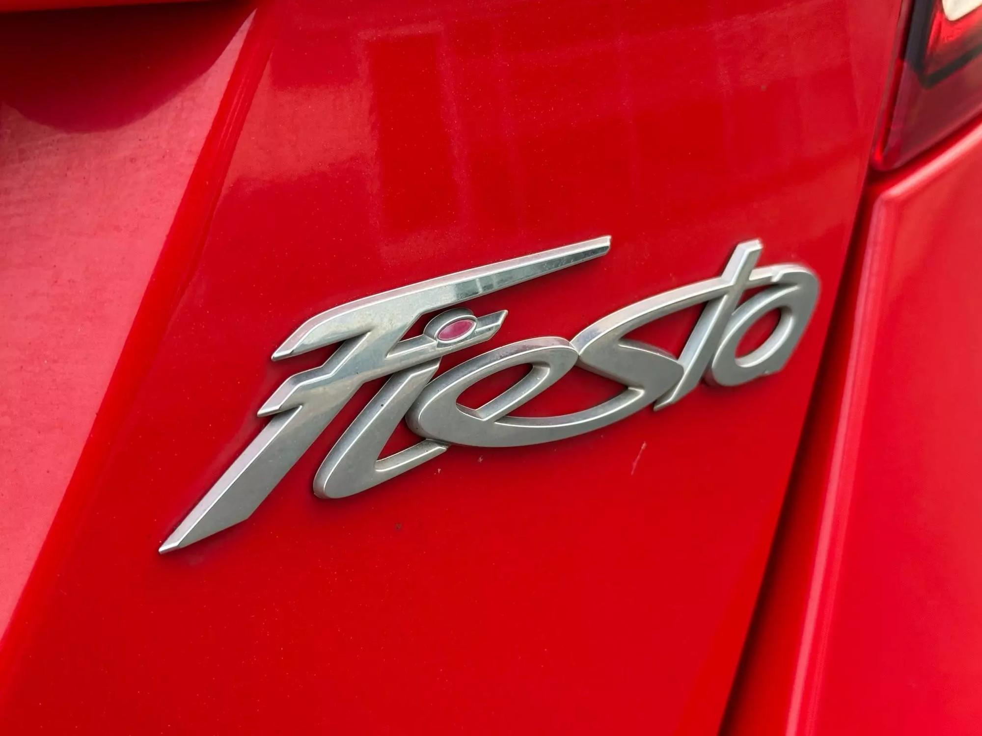 2014 Ford Fiesta SE photo 101