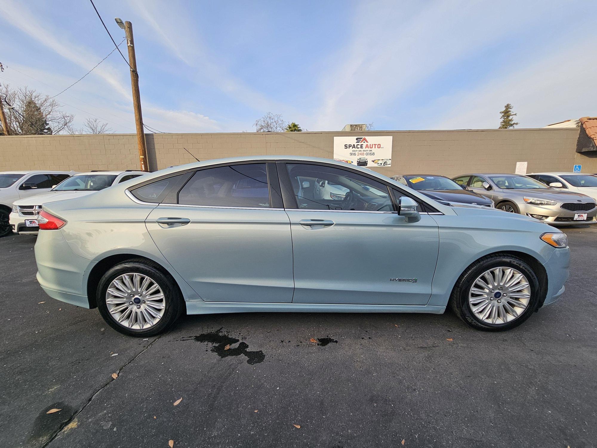 2014 Ford Fusion SE Hybrid photo 36