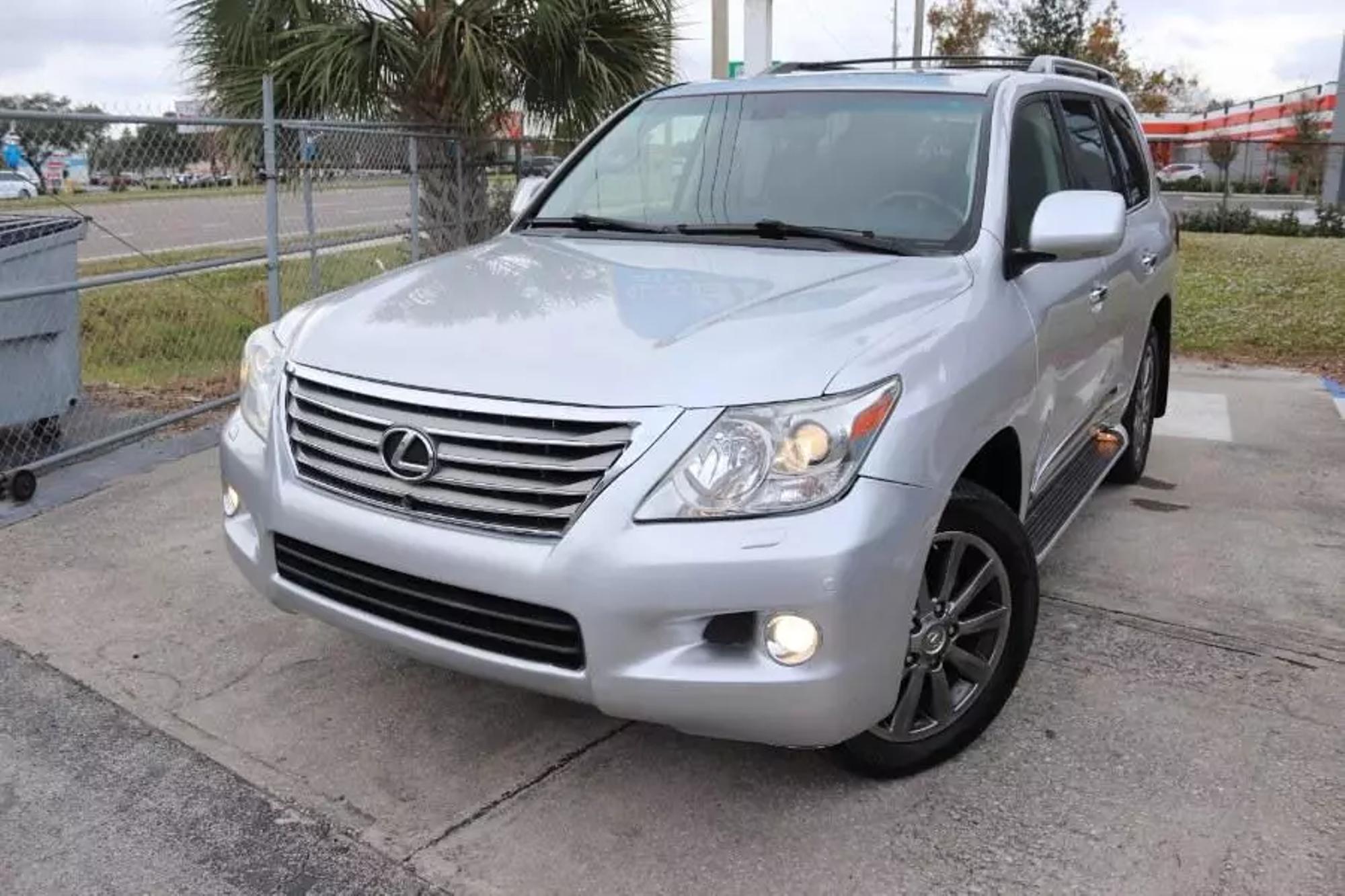 2011 Lexus LX 570 photo 18