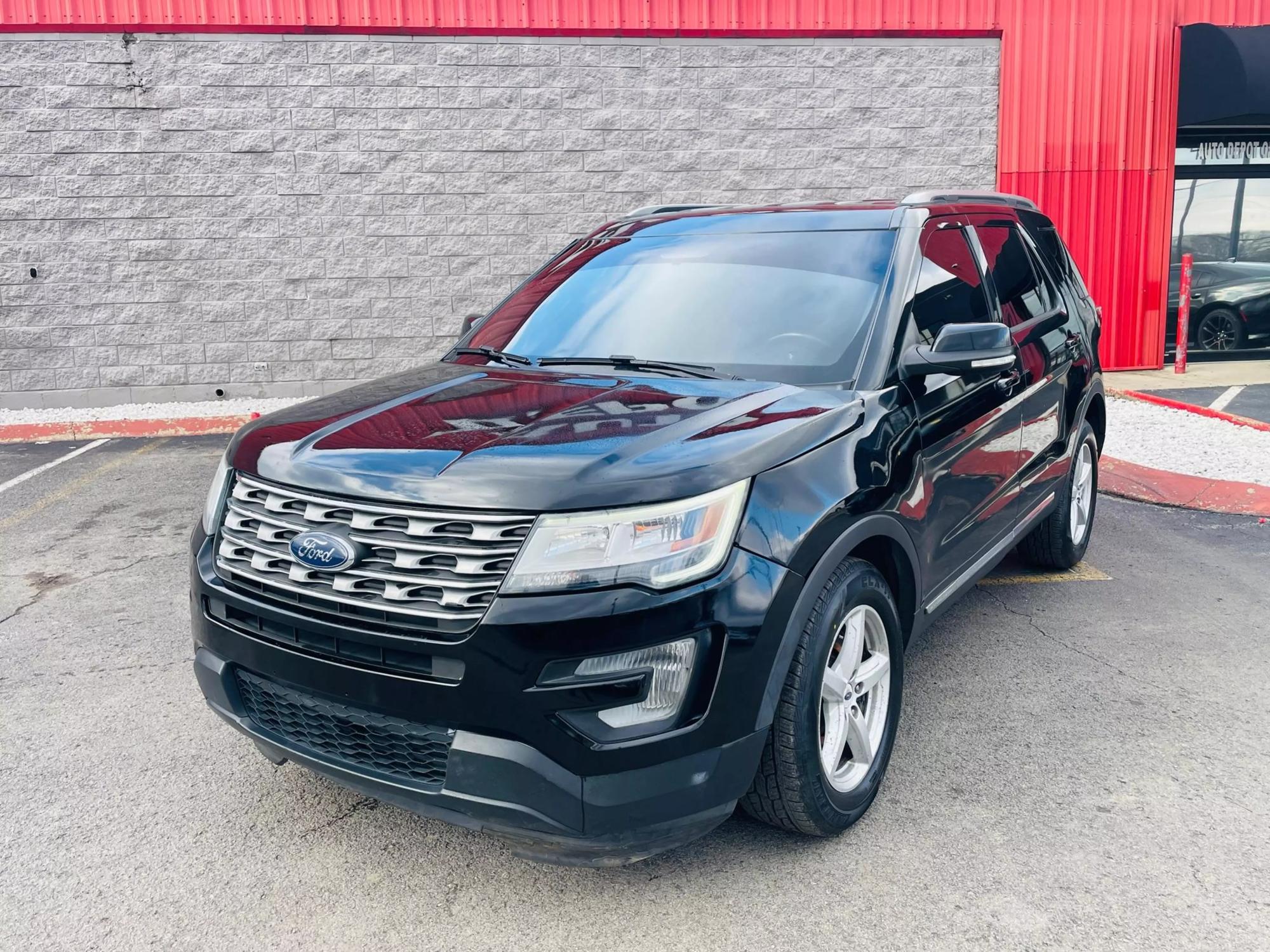 2017 Ford Explorer XLT photo 17