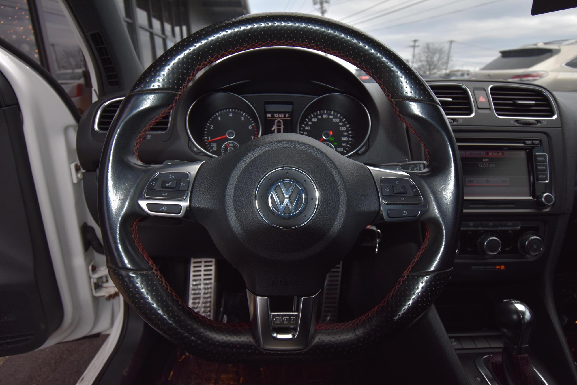 2010 Volkswagen GTI Base photo 38