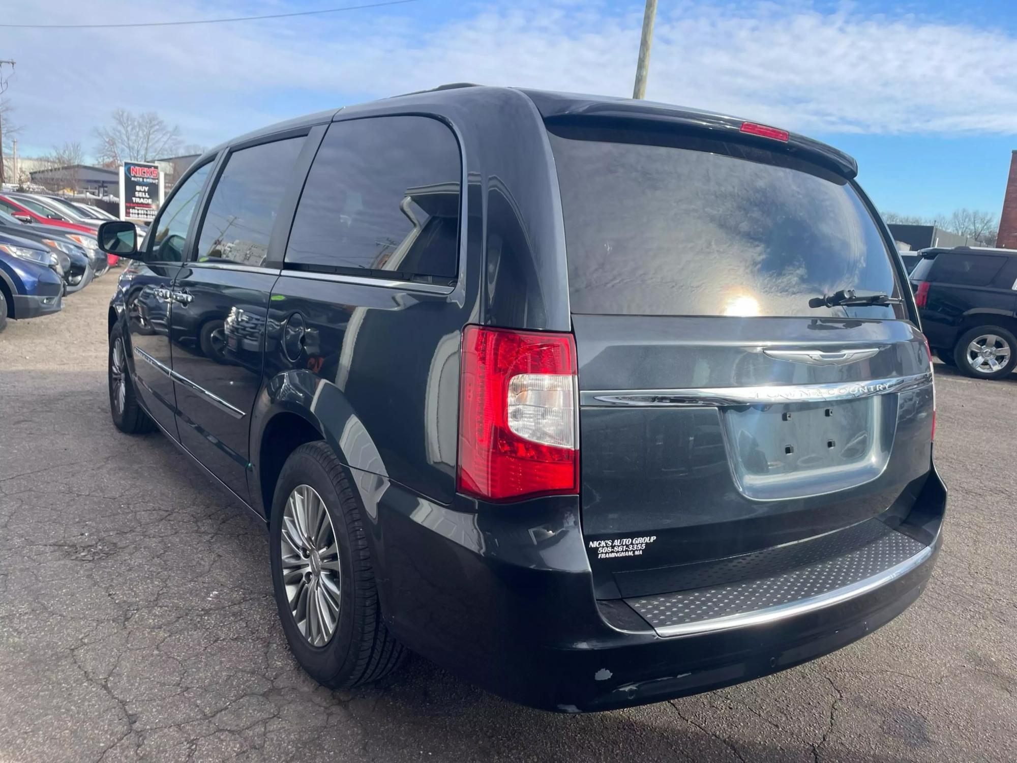 2014 Chrysler Town & Country Touring-L photo 20