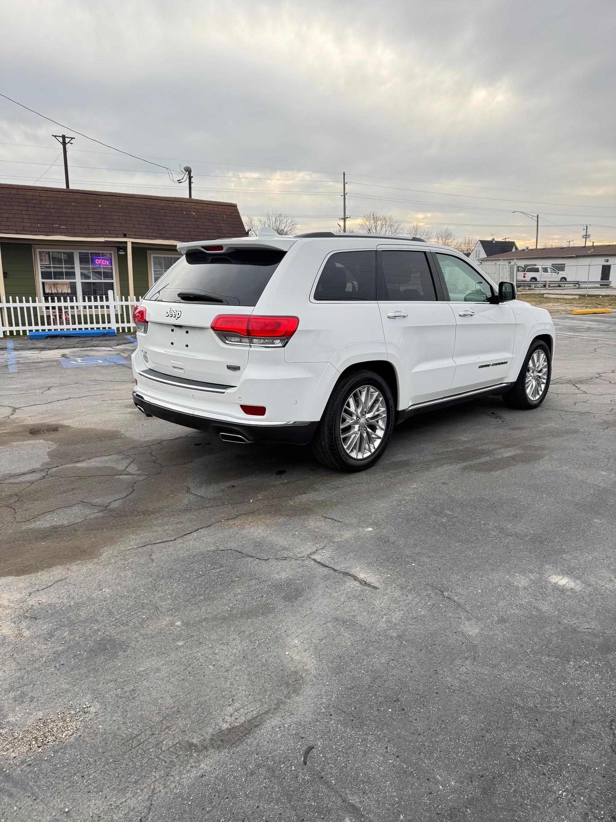 2017 Jeep Grand Cherokee Summit photo 24