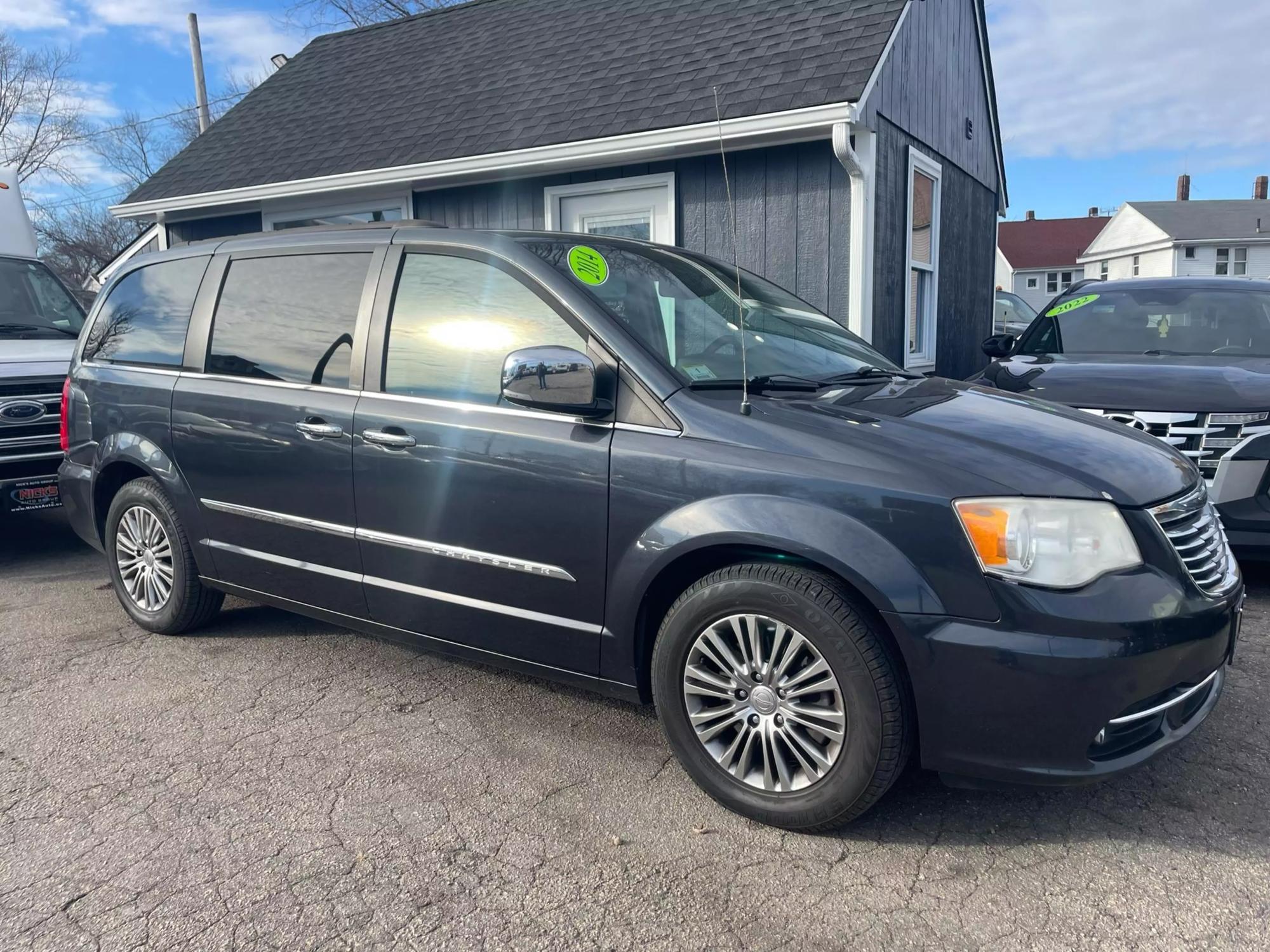 2014 Chrysler Town & Country Touring-L photo 16