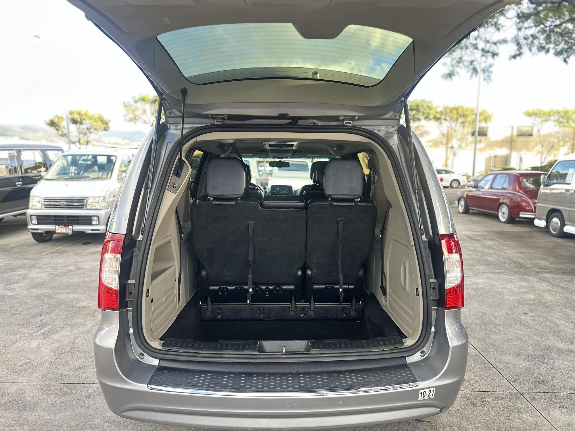 2014 Chrysler Town & Country Touring photo 35