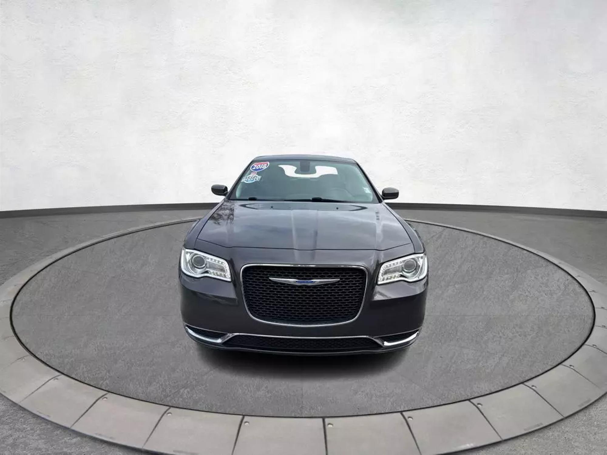 2018 Chrysler 300 Touring photo 32