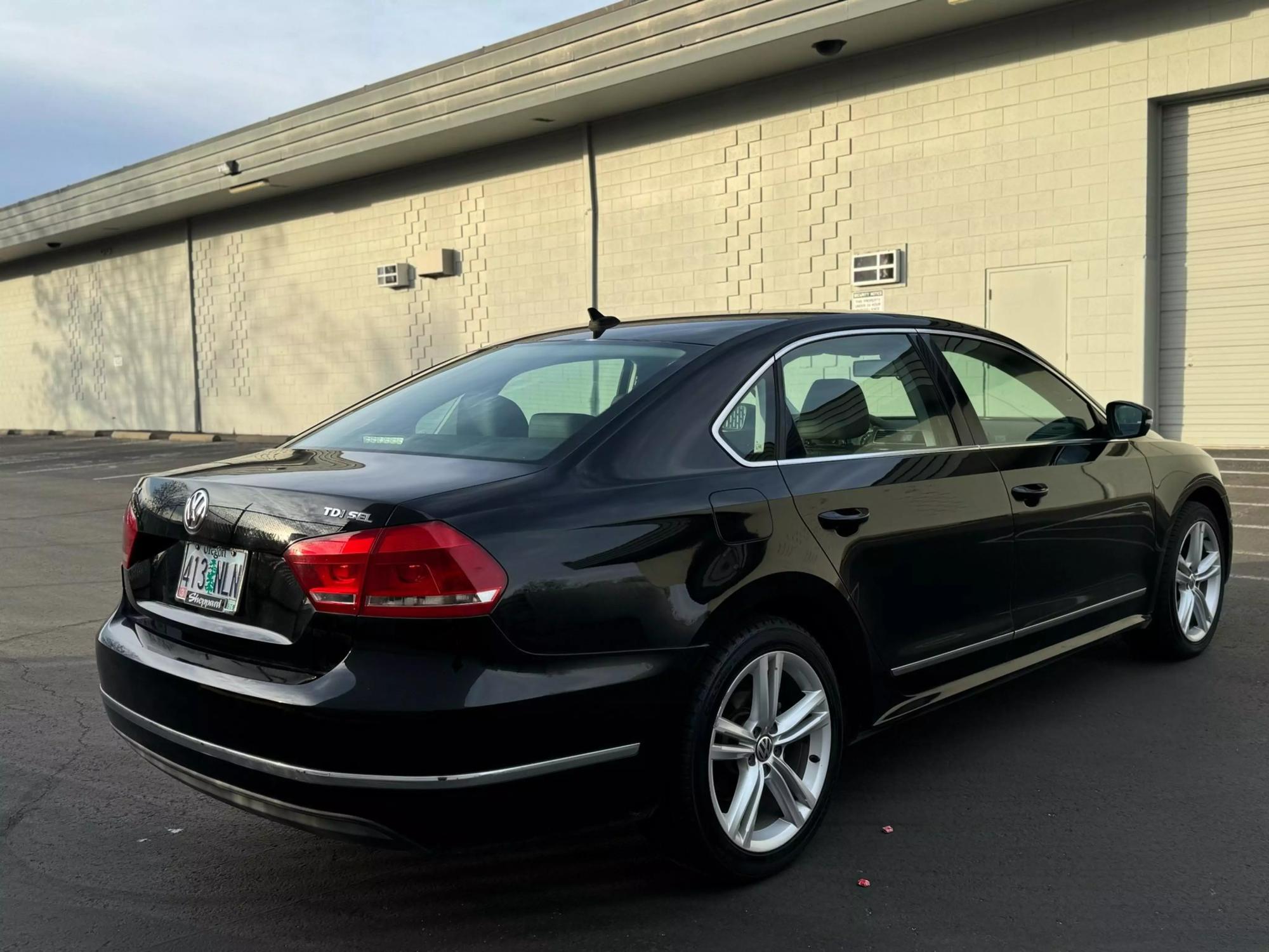 2014 Volkswagen Passat SEL Premium photo 35