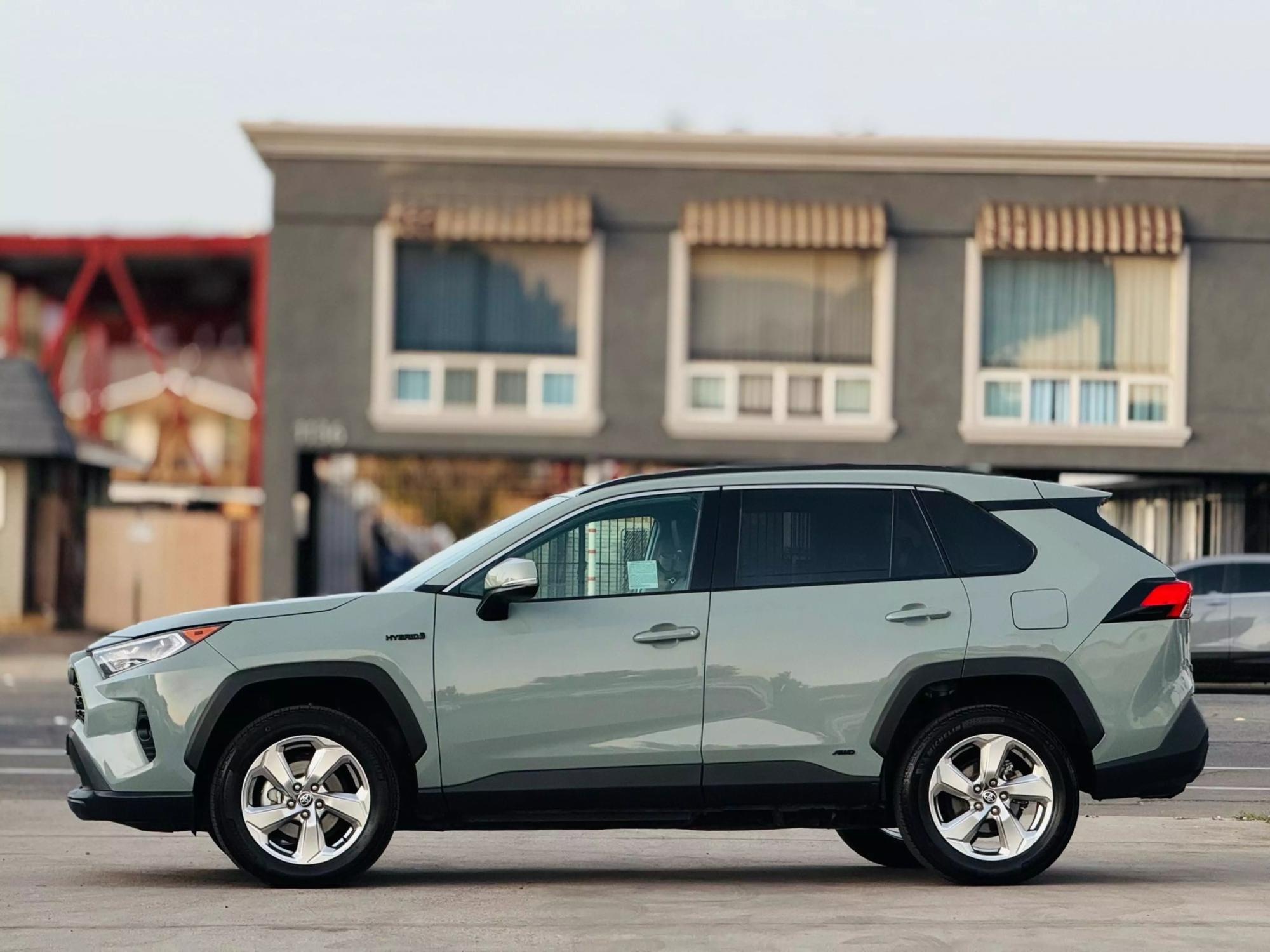 2021 Toyota RAV4 XLE Premium photo 31