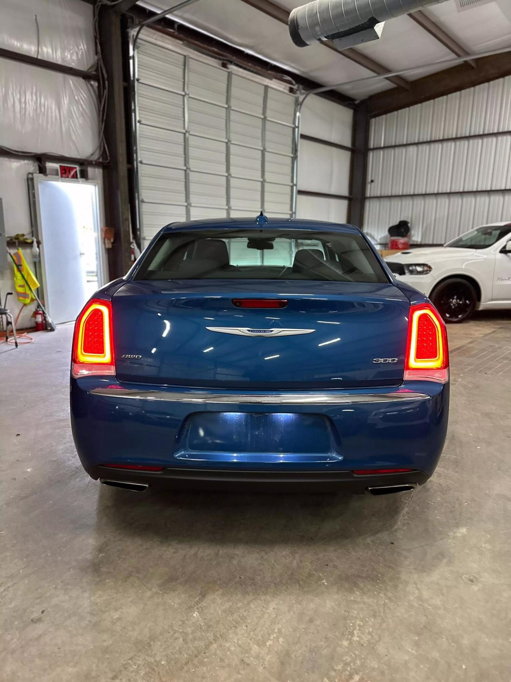 2021 Chrysler 300 Touring photo 16