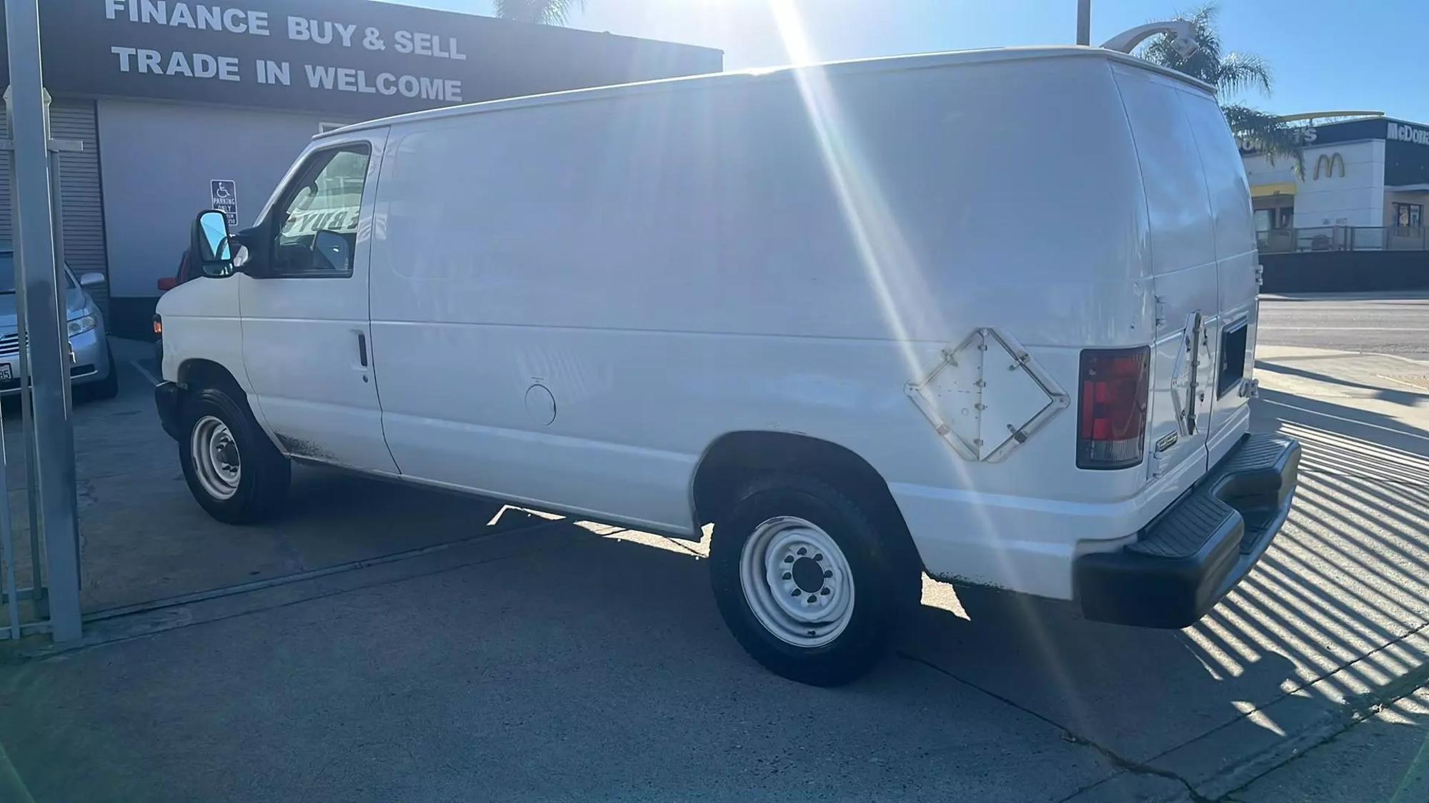 2010 Ford E-Series Econoline Van Commercial photo 25