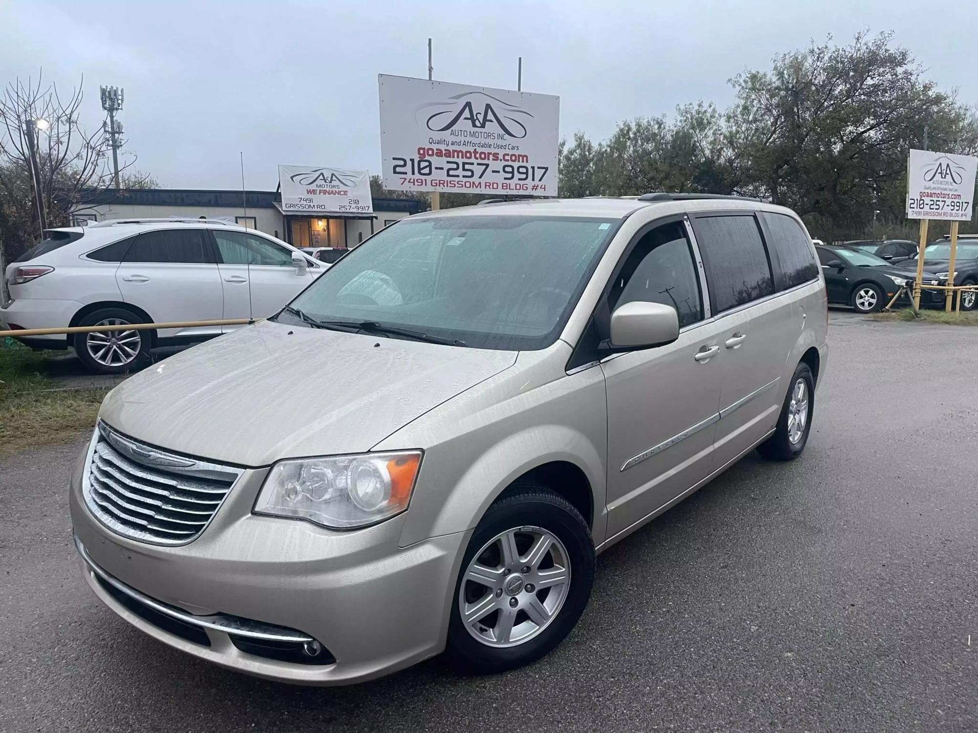 2012 Chrysler Town & Country Touring photo 14