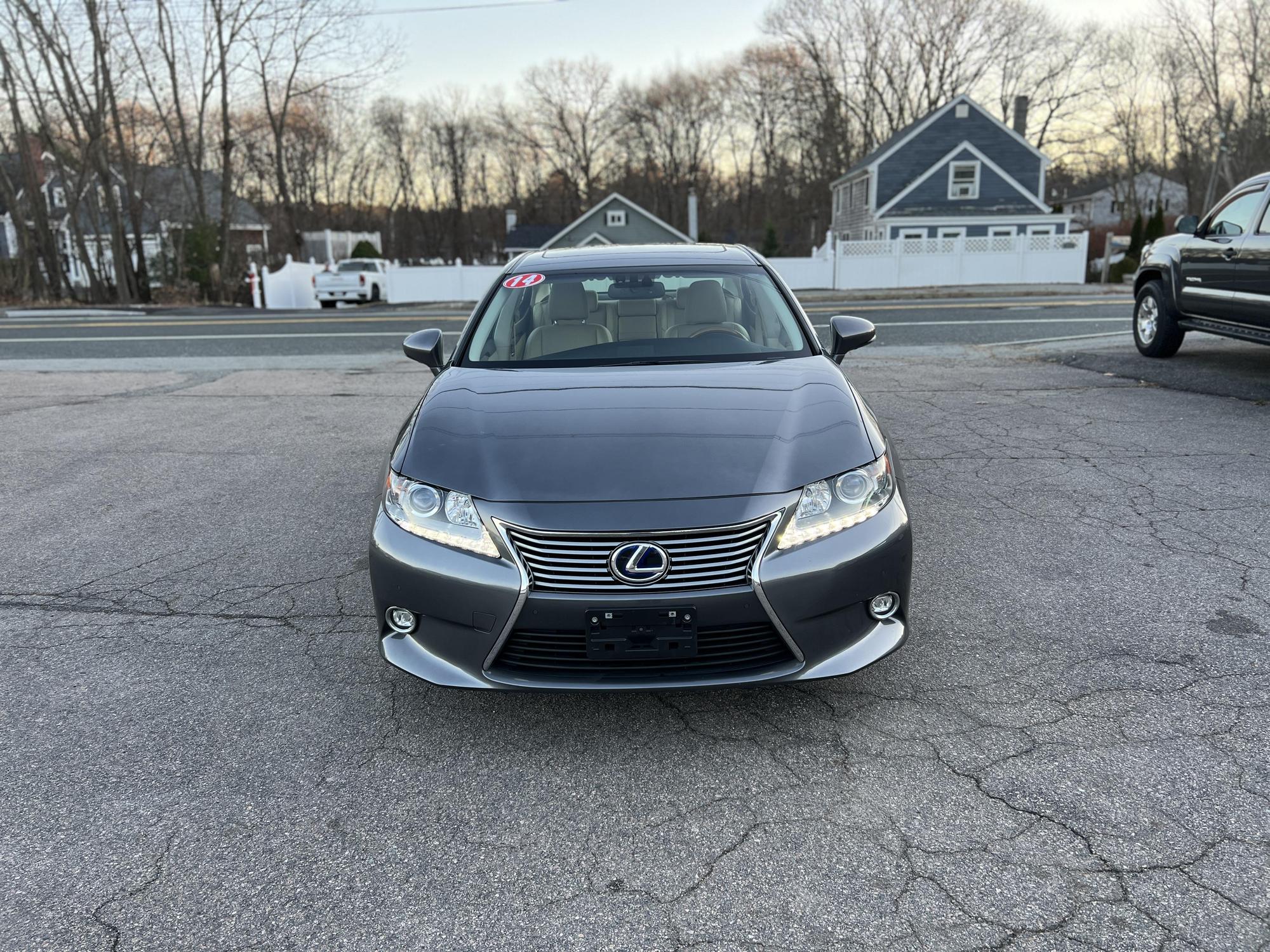 2014 Lexus ES 300h photo 46