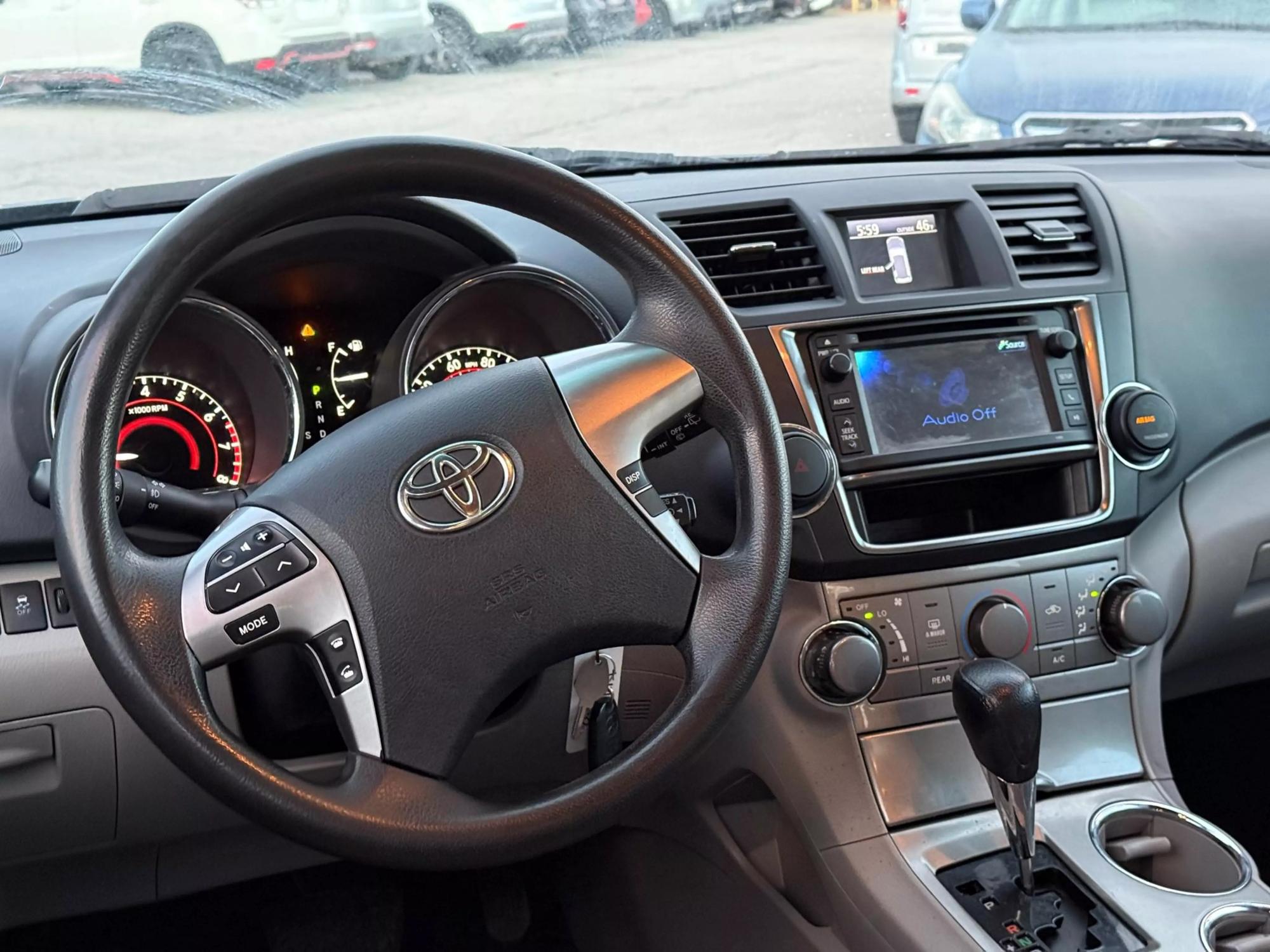 2013 Toyota Highlander Base photo 32