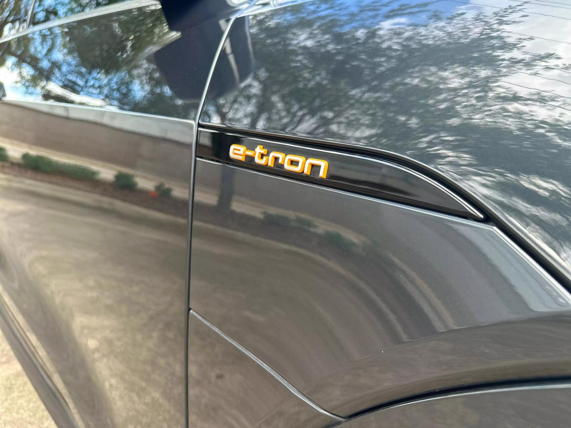 2022 Audi e-tron Premium photo 39