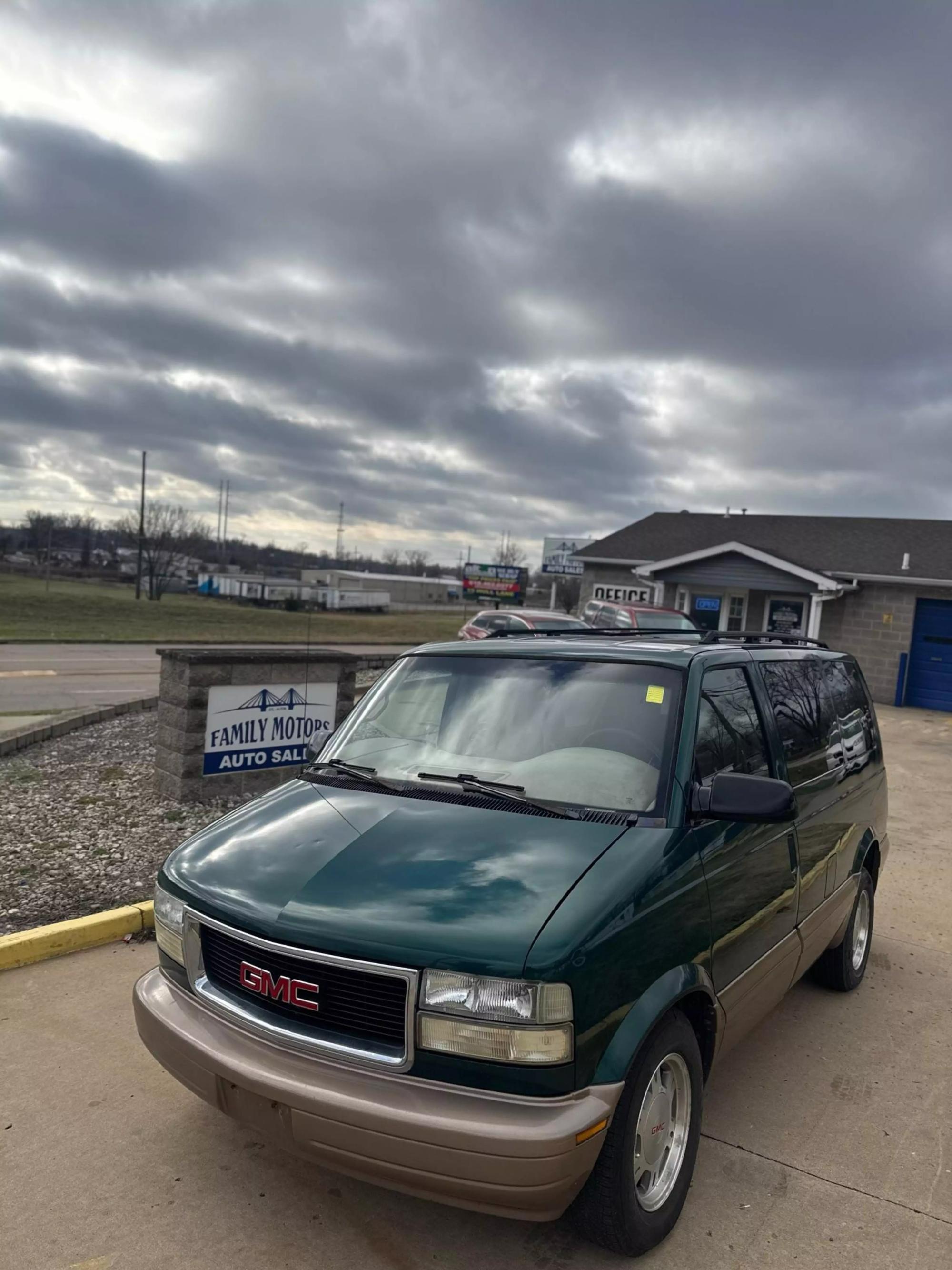 2003 GMC Safari Base photo 17