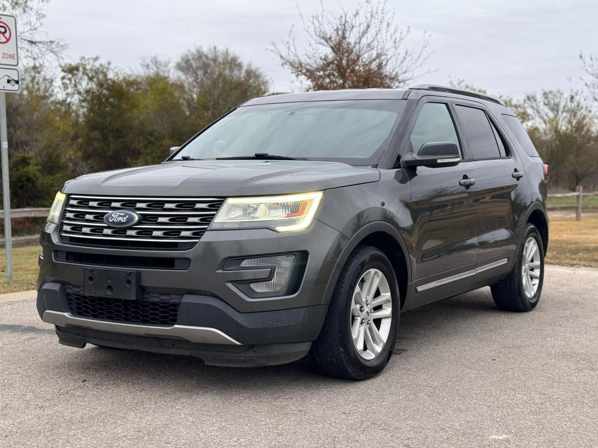 2016 Ford Explorer XLT photo 35