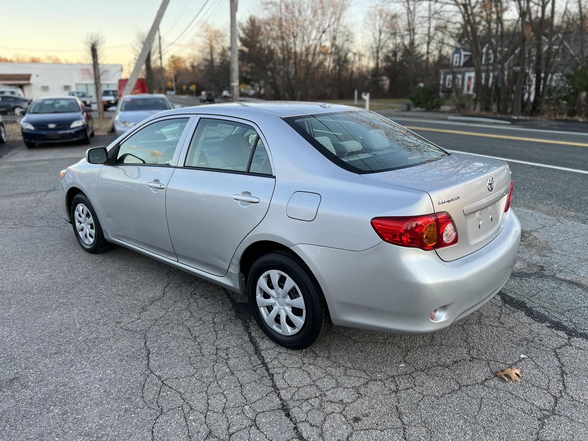 2010 Toyota Corolla LE photo 37