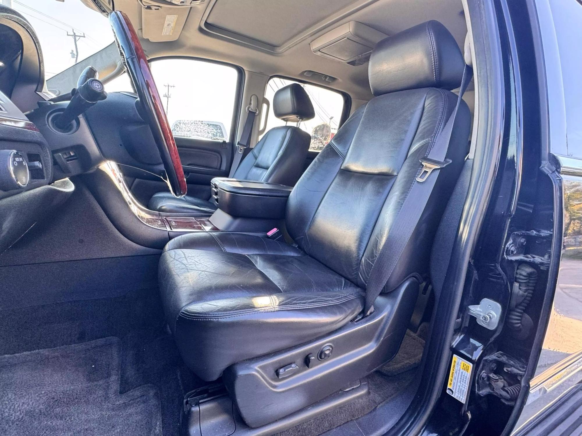 2007 Cadillac Escalade ESV Base photo 32