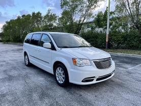 2013 CHRYSLER TOWN & COUNTRY PASSENGER WHITE AUTOMATIC - Citywide Auto Group LLC