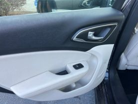 2015 Chrysler 200 - Image 17