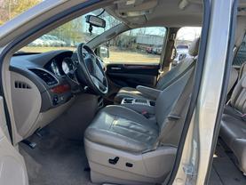 2015 CHRYSLER TOWN & COUNTRY PASSENGER GOLD AUTOMATIC - Auto Spot