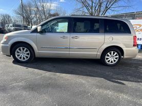 2015 CHRYSLER TOWN & COUNTRY PASSENGER GOLD AUTOMATIC - Auto Spot