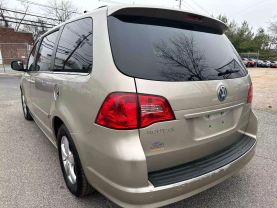 2009 VOLKSWAGEN ROUTAN PASSENGER GOLD AUTOMATIC - Auto Spot